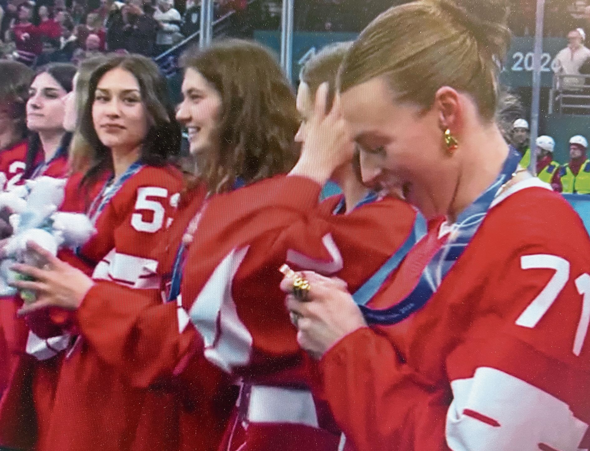 Lena-Marie Lutz betrachtet ihre Bronze-Medaille kurz nach der Siegerehrung – ein Moment voller Stolz und noch kaum fassbarer Emotionen. Bild: SRF Screenshot Lena-Marie Lutz betrachtet ihre Bronze-Medaille kurz nach der Siegerehrung – ein Moment voller Stolz und noch kaum fassbarer Emotionen. Bild: SRF Screenshot