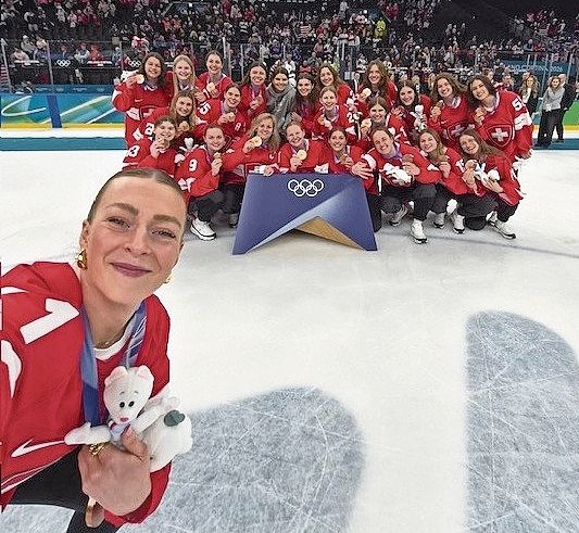 Ein Selfie für die Ewigkeit: Lena-Marie Lutz und ihre Teamkolleginnen vom Frauen-Nationalteam freuen sich nach der Medaillenübergabe auf dem Mailänder Eis.Bild: ZVG Ein Selfie für die Ewigkeit: Lena-Marie Lutz und ihre Teamkolleginnen vom Frauen-Nationalteam freuen sich nach der Medaillenübergabe auf dem Mailänder Eis.Bild: ZVG