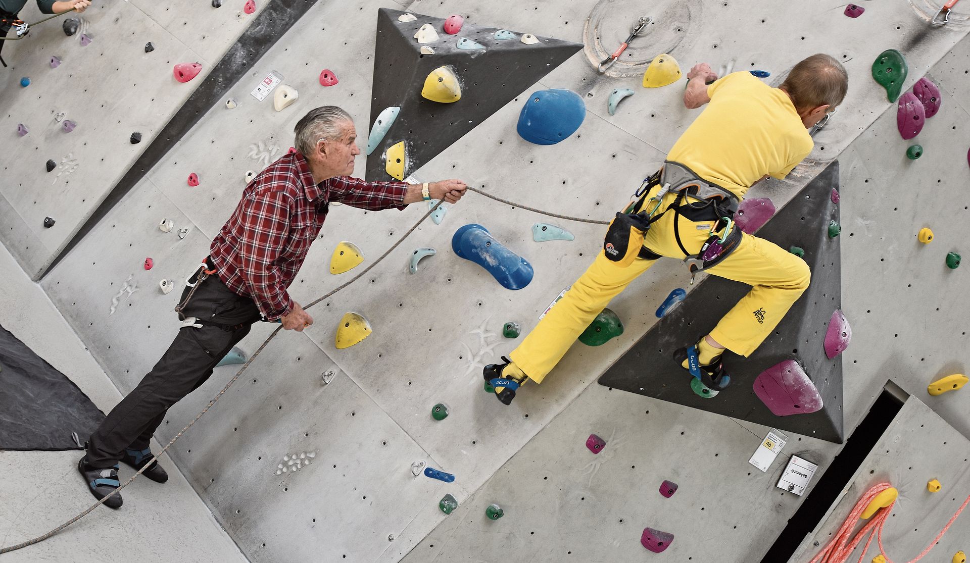 Paul Hunziker sichert seinen Kletterkollegen Ralph Schenk (82).Bild: RAN