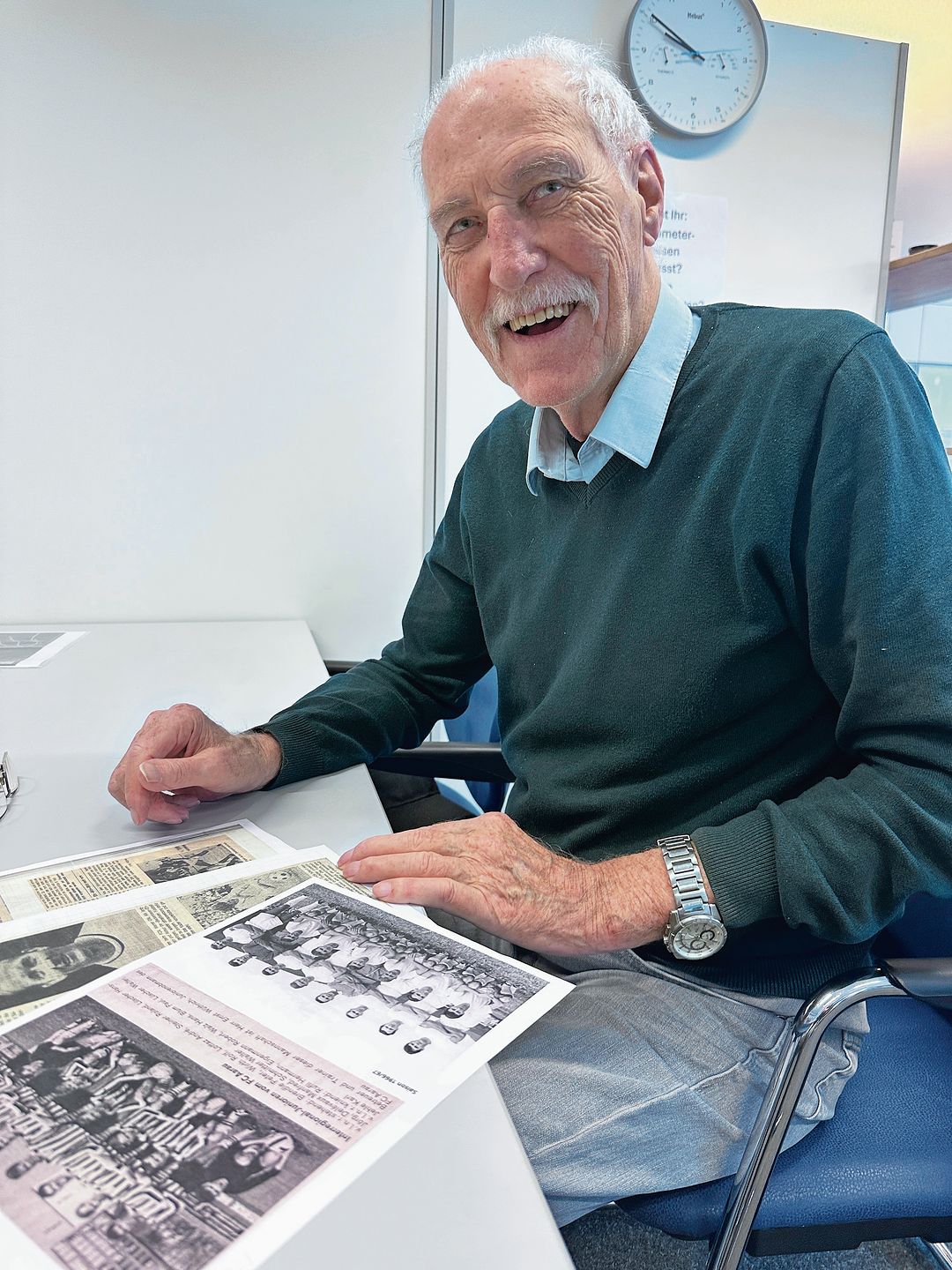 Hermann «Mäne» Rufli heute – die Torhüterlegende vor alten Zeitungsartikeln aus seiner Aktivzeit, die an eine eindrückliche Fussballkarriere erinnern. Bild: RAN