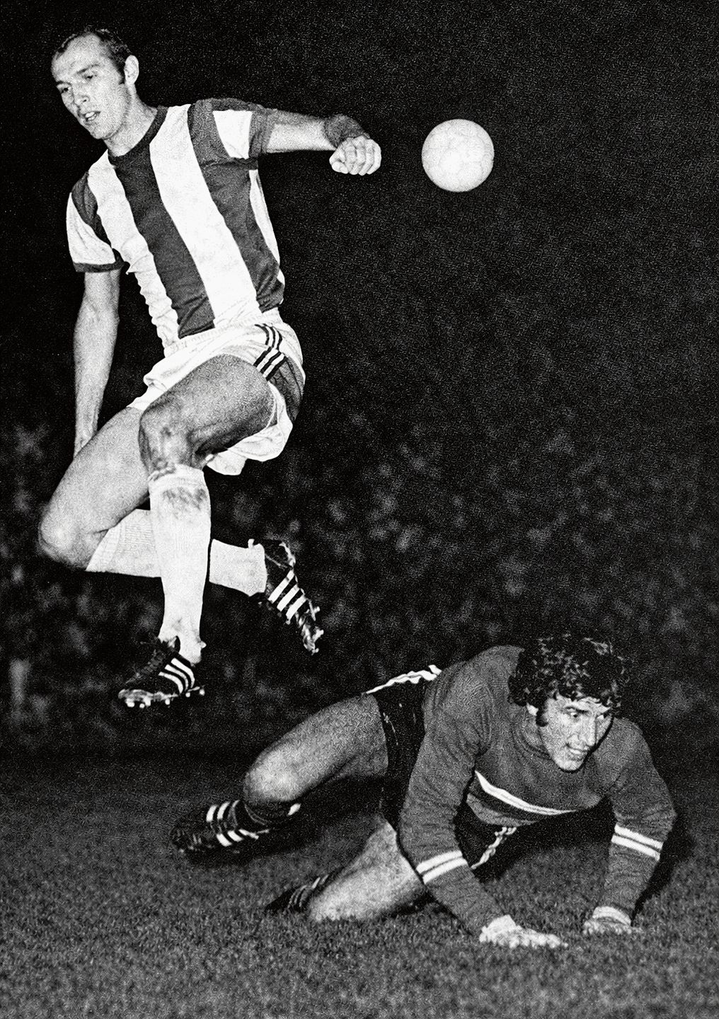 «Mäne» Rufli im Spiel gegen Bayern München bei der Einweihung der Flutlichtanlage 1970 im Brügglifeld – gegen Beckenbauer (Bild), Hoeness und Müller blieb er ohne Gegentor.