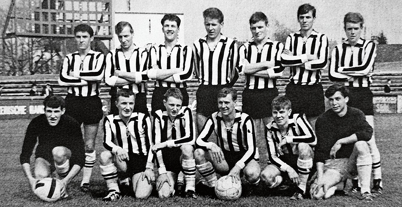 Die Junioren des FC Aarau im Jahr 1964 – mittendrin der junge Hermann «Mäne» Rufli (links, vordere Reihe), am Anfang einer grossen Torhüterkarriere. Bilder: ZVG