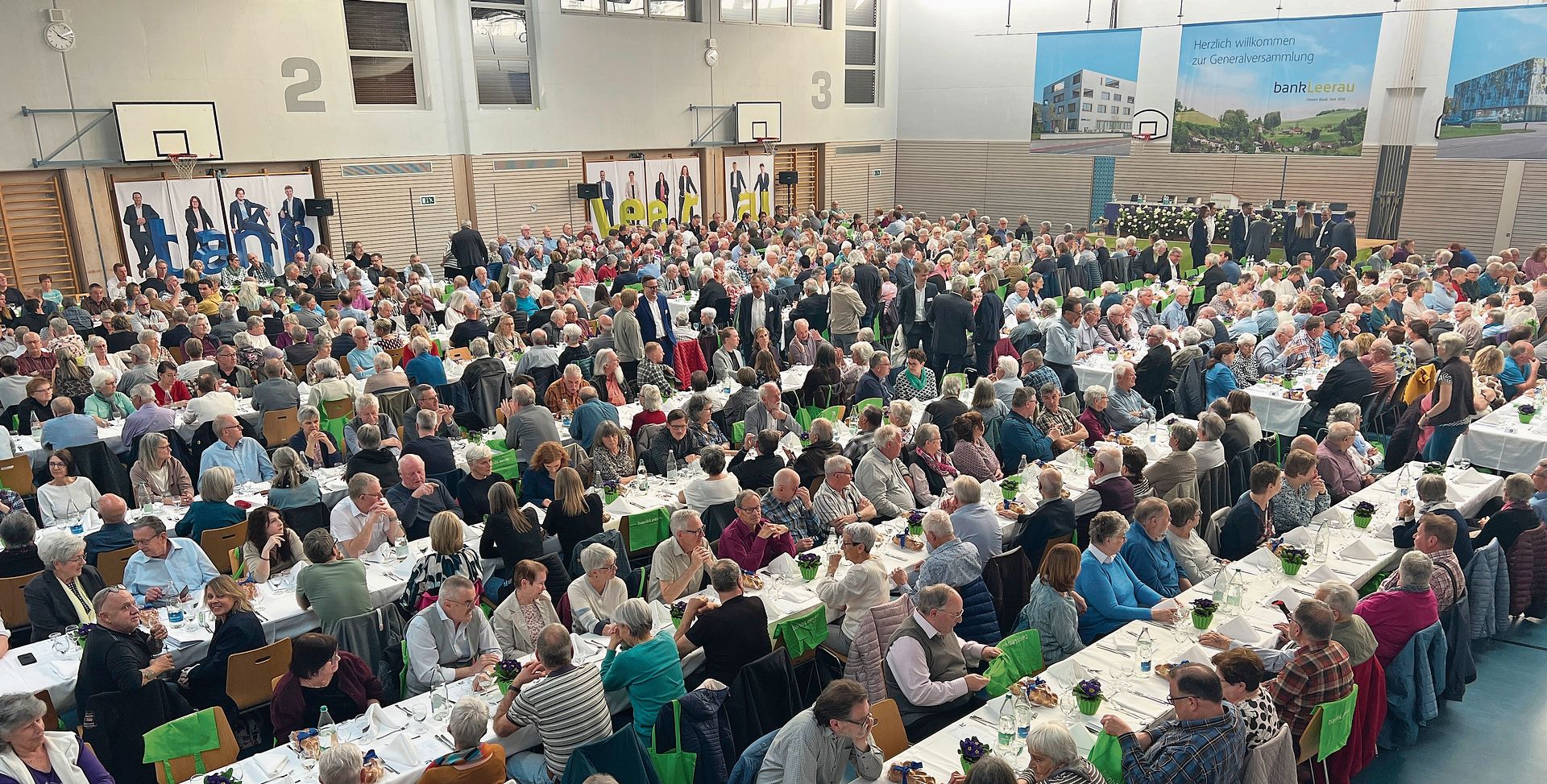 Imposante GV der Bank Leerau in der Sporthalle Schöftland mit über 600 Gästen.Bilder: KF