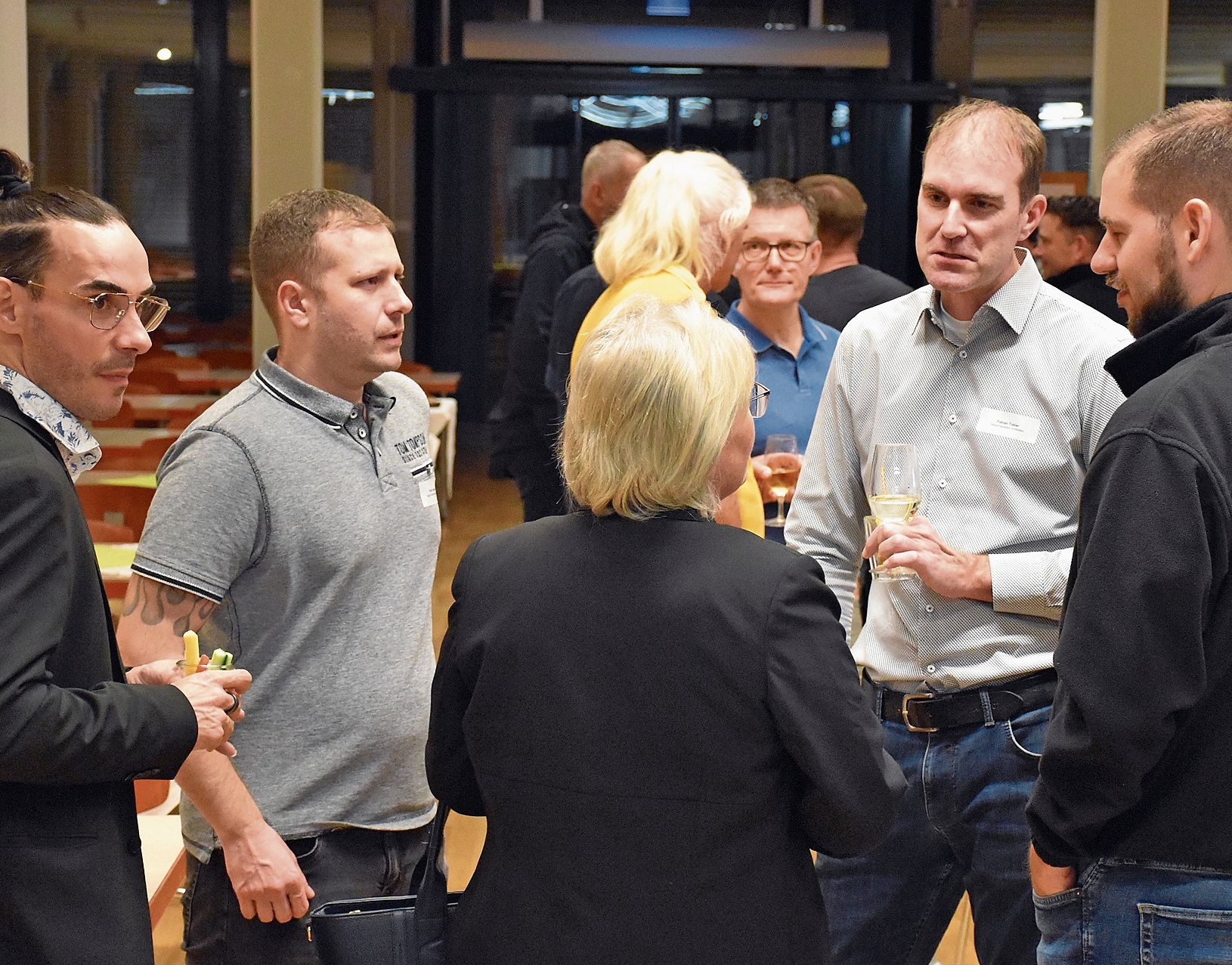 Reger Austausch beim zweiten Gewerbeapéro der Gemeinde Unterentfelden: Rund 50 Gewerbetreibende nutzten den Anlass für Gespräche und neue Kontakte. Bilder: RAN