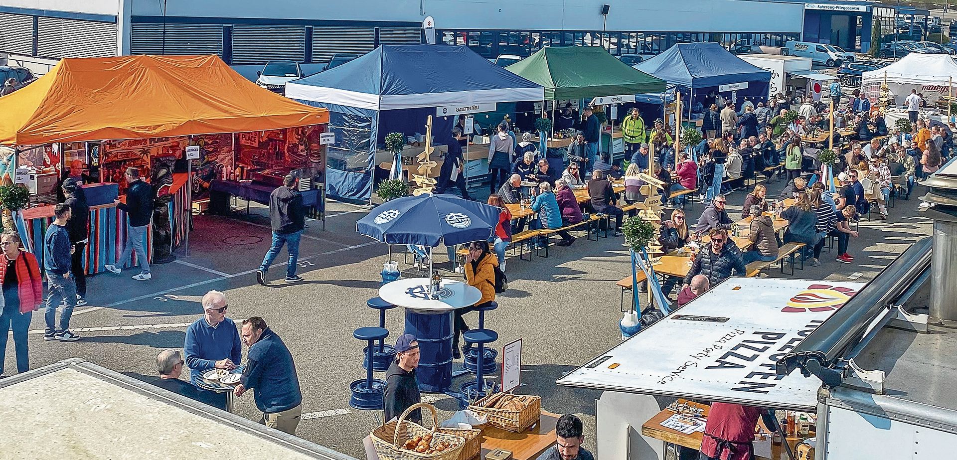 Viele Besucher am «Blauen Salon» in Safenwil: Auf dem weitläufigen Ausstellungsgelände im Autocenter Emil Frey gab es für alle etwas zu entdecken.Bild: Rolf Steiner