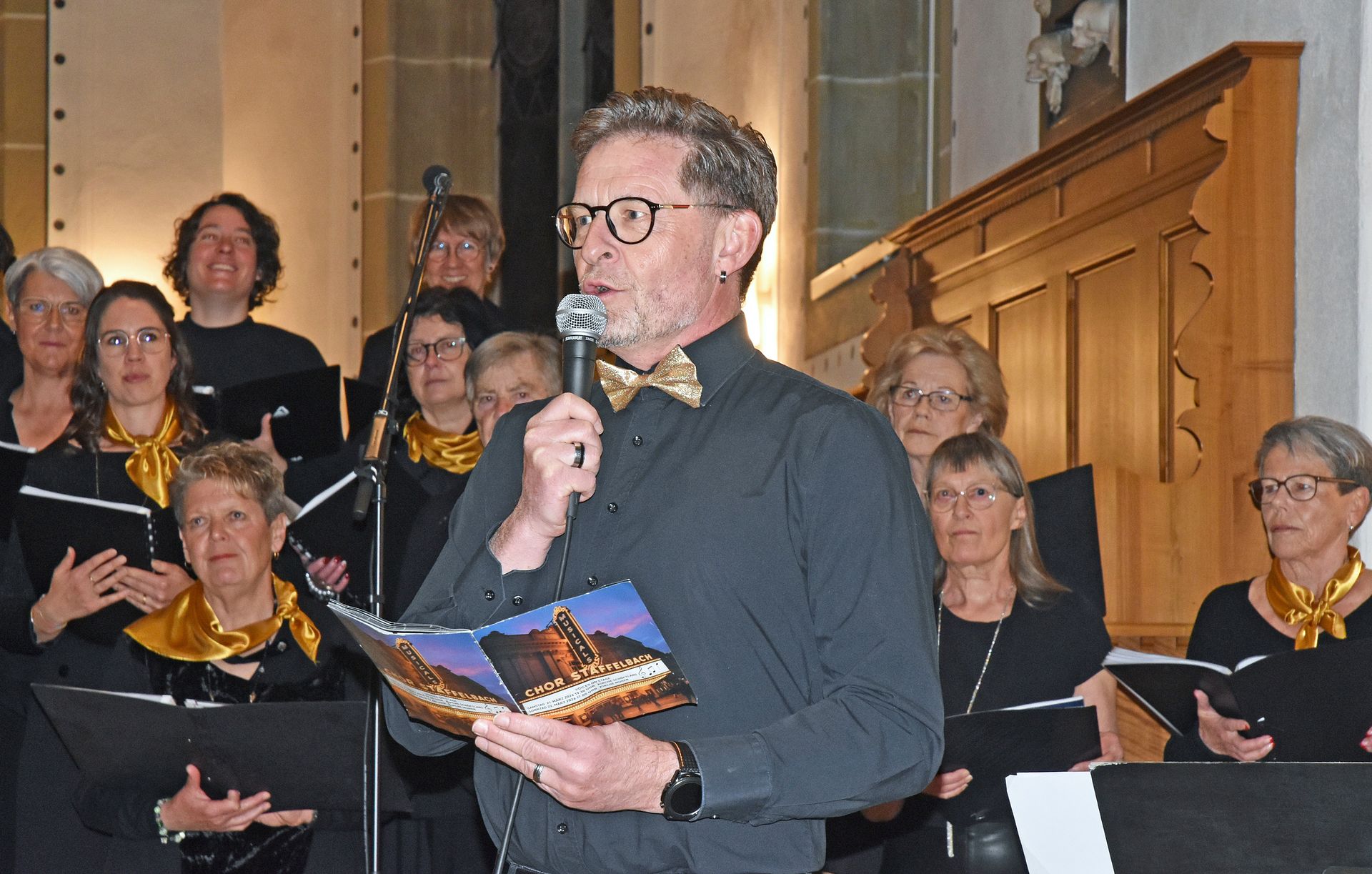 Daniel Frey führte mit Wissenswertem zu den gesungenen Titeln durch den Konzertabend. Daniel Frey führte mit Wissenswertem zu den gesungenen Titeln durch den Konzertabend.