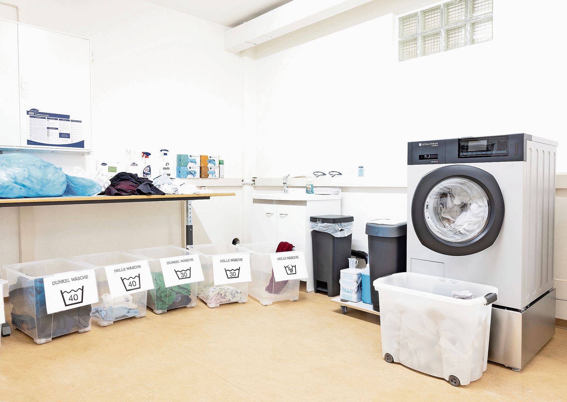 Blick in die eingerichtete Waschküche im Schulungszentrum in Unterentfelden – praxisnahes Lernen steht im Mittelpunkt.