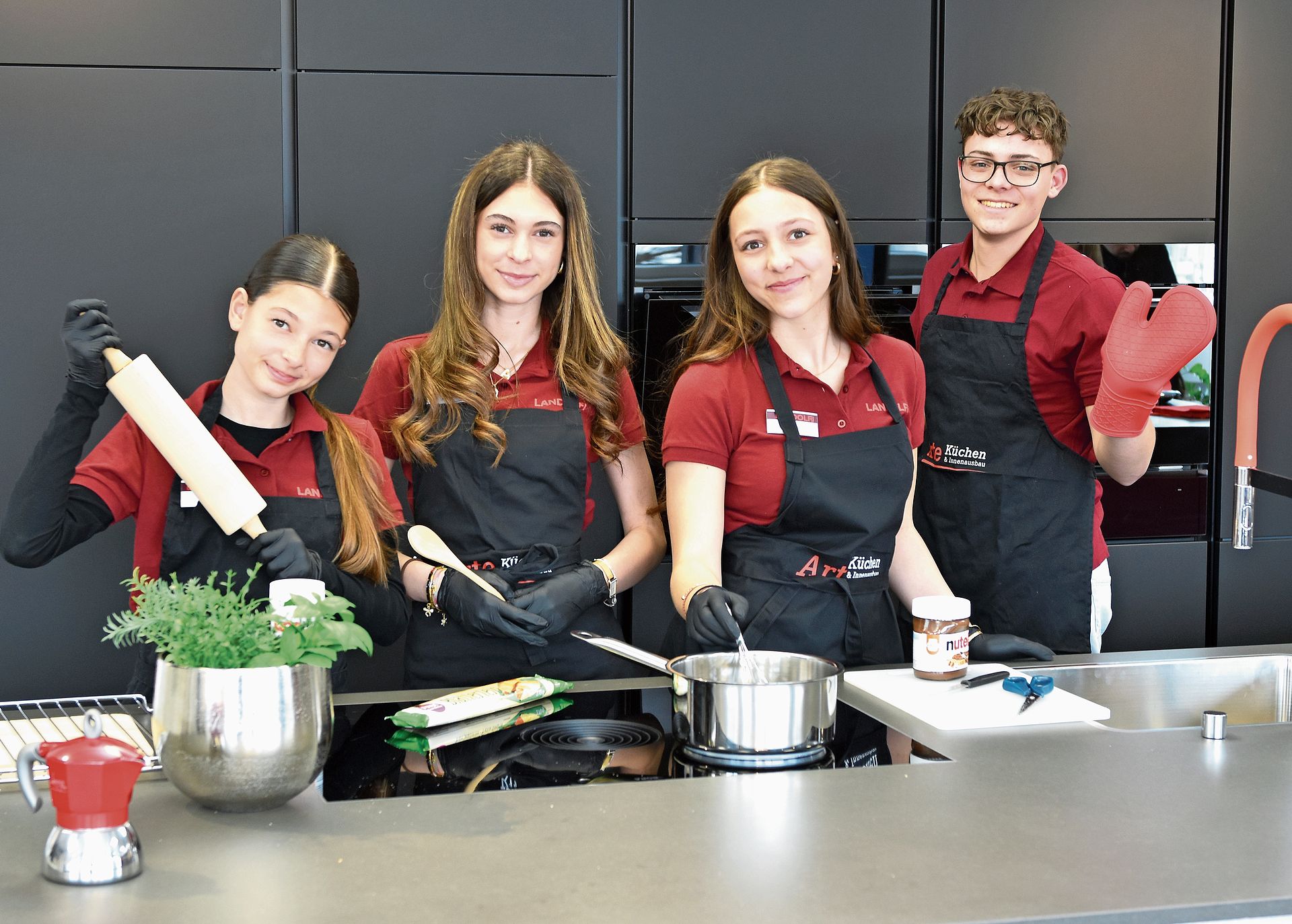 Die dritte Generation Landolfi sorgte beim gemeinsamen Kochen im Showroom für eine lebendige und unterhaltsame Atmosphäre.