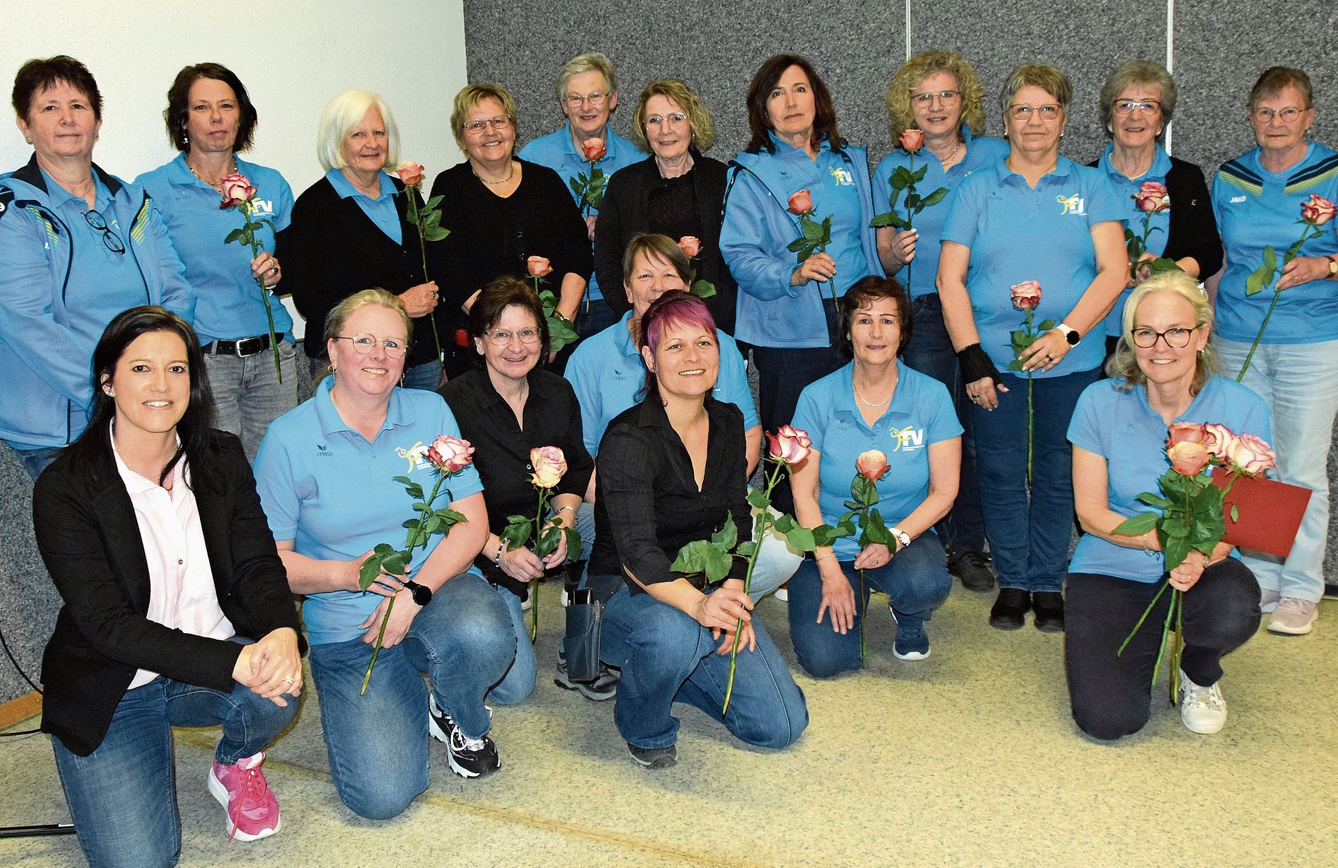 Der jubilierende Frauenturnverein: Marliese Loosli (kniend vorne links) hat jedes Mitglied mit einer Rose beglückt.Bilder: Frieda Steffen