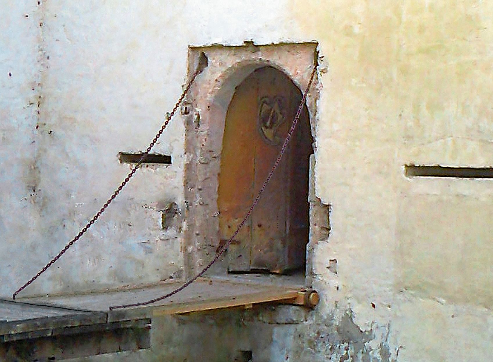 Das Schloss Biberstein verfügte über eine solche Zugbrücke. Das Bild aus Hallwil wurde von Hanspeter Holzhauser retouchiert.