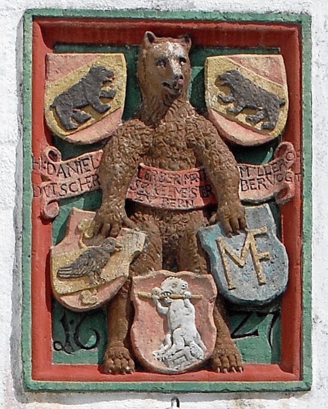 Das 1627 erstellte Relief am Rundbogen des Schlosshofs nennt die damaligen Inhaber der Macht. Martin Müller amtierte als Obervogt und Daniel Gutscher als Finanzvorstand (Seckelmeister).