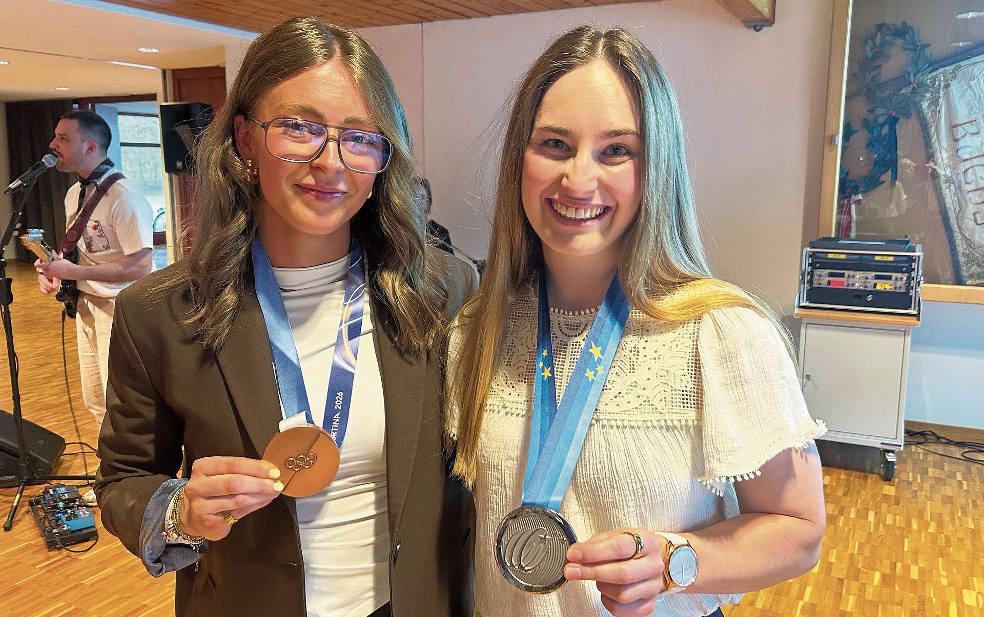 Lena-Marie Lutz (links) und Aline Seitz hatten ihre Medaillen mitgebracht.Bilder: agu