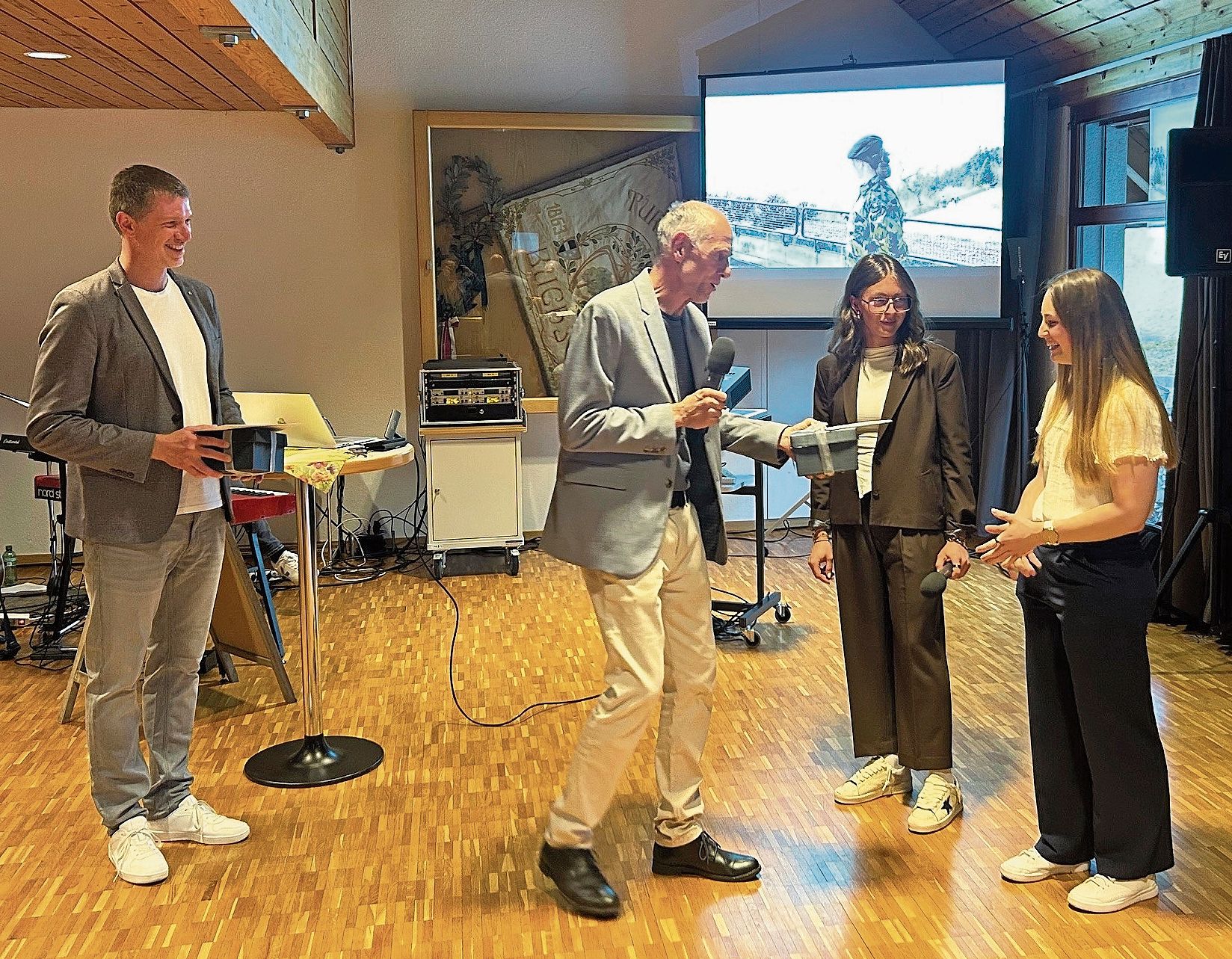 Joel Blunier und Christian Moricchi (von links) beschenkten die beiden Sportlerinnen.