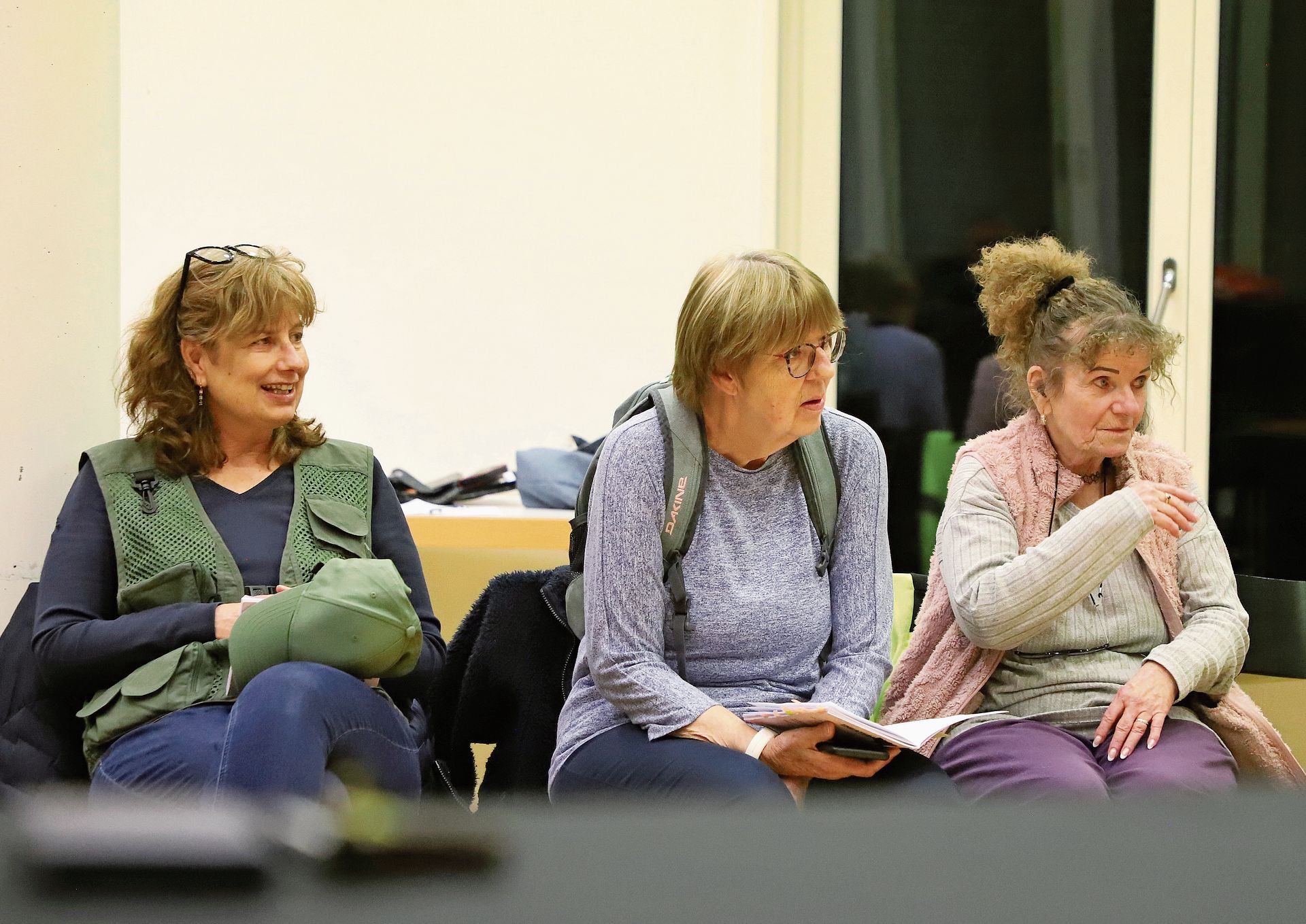 Konzentrierte Theaterleute beobachten die Szenerie auf der Bühne.