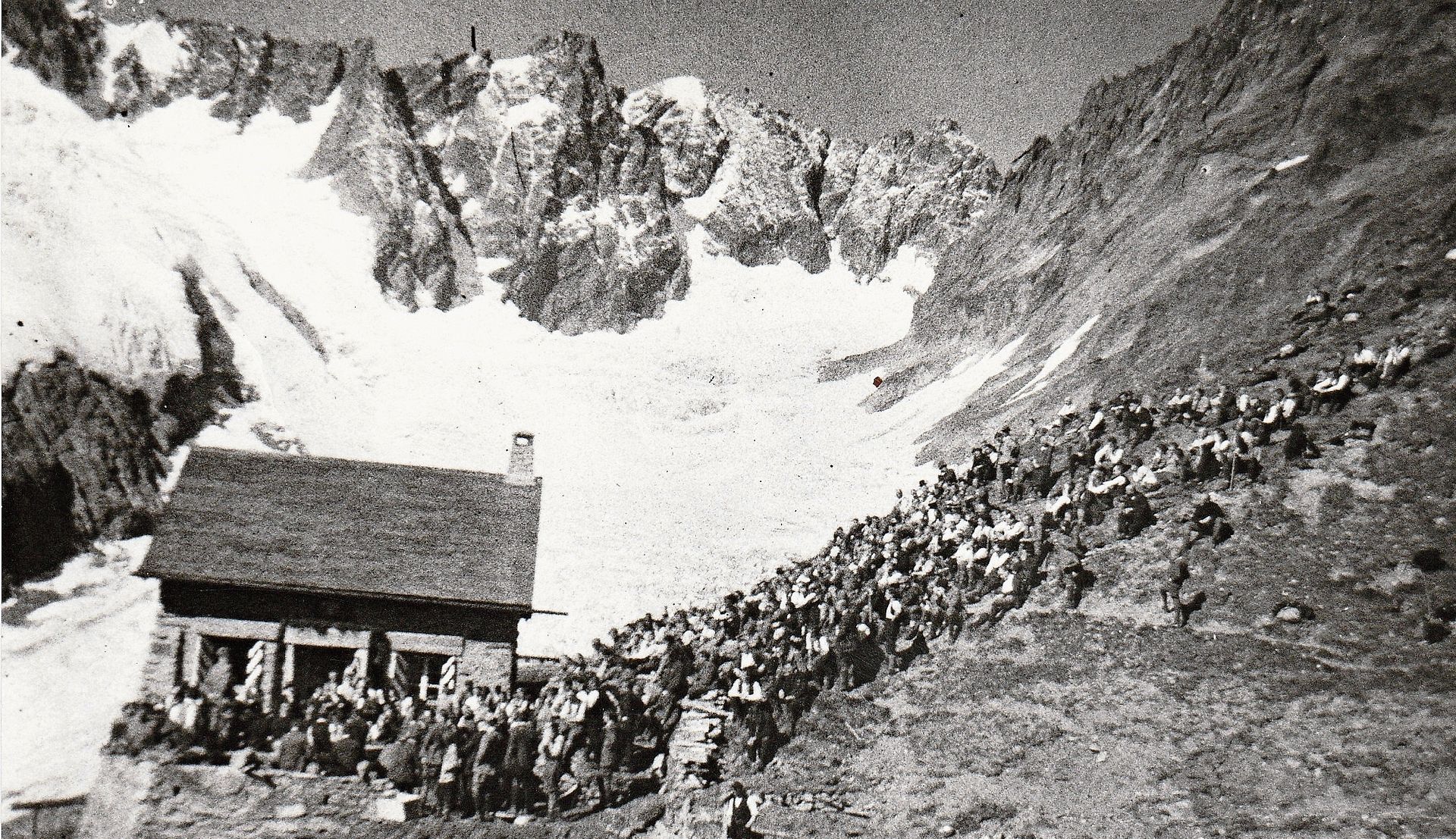 Für die Eröffnung der Hütte im Herbst 1926 waren unzählige Menschen ins Chelenalptal hochgewandert.Bilder: ZVG
