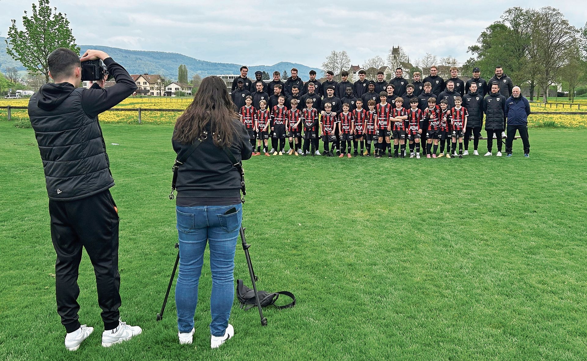 Sämtliche Gruppen durften sich gemeinsam mit dem Fanionteam des FCA ablichten lassen.