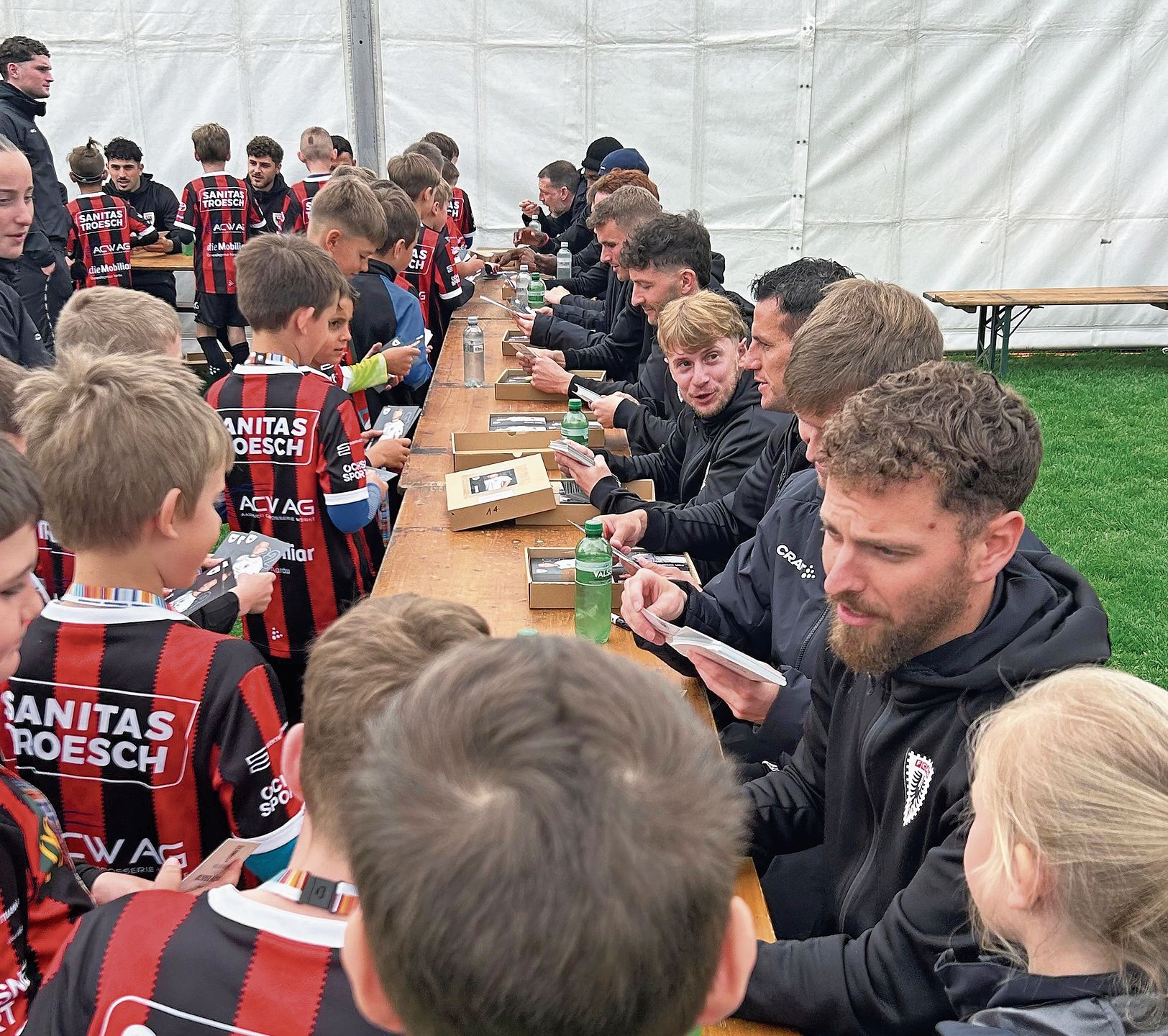 Die FCA-Profis rund um Captain Olivier Jäckle hatten bei der Autogrammstunde alle Hände voll zu tun.Bilder: agu