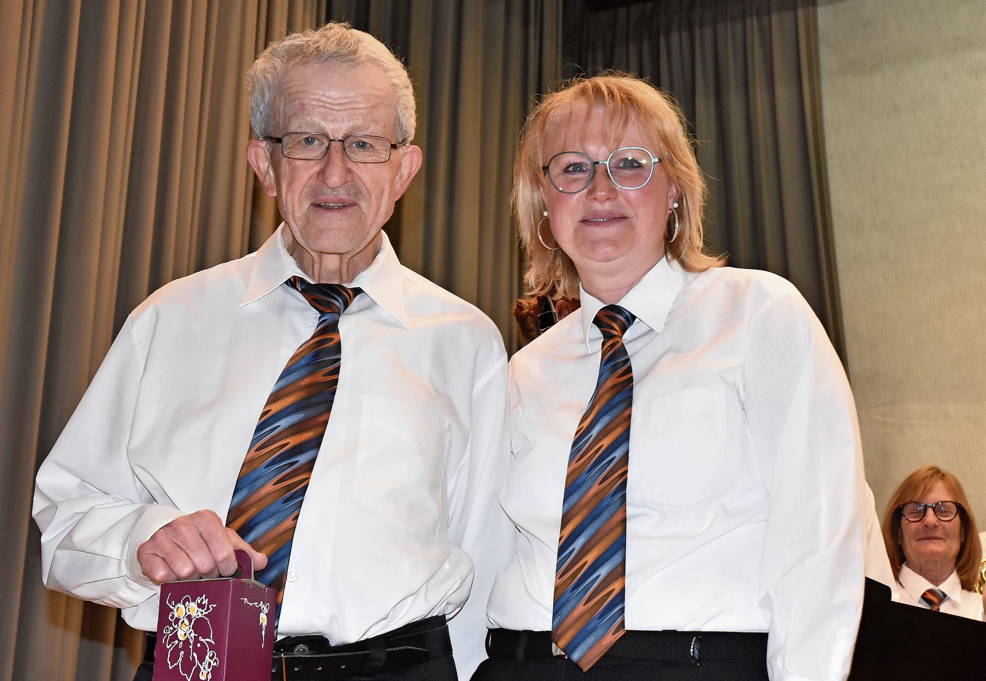 Vizepräsidentin Andrea Röthlin gratulierte Klaus Lüscher zum kantonalen Ehrenveteran.Bilder: Alfred Weigel