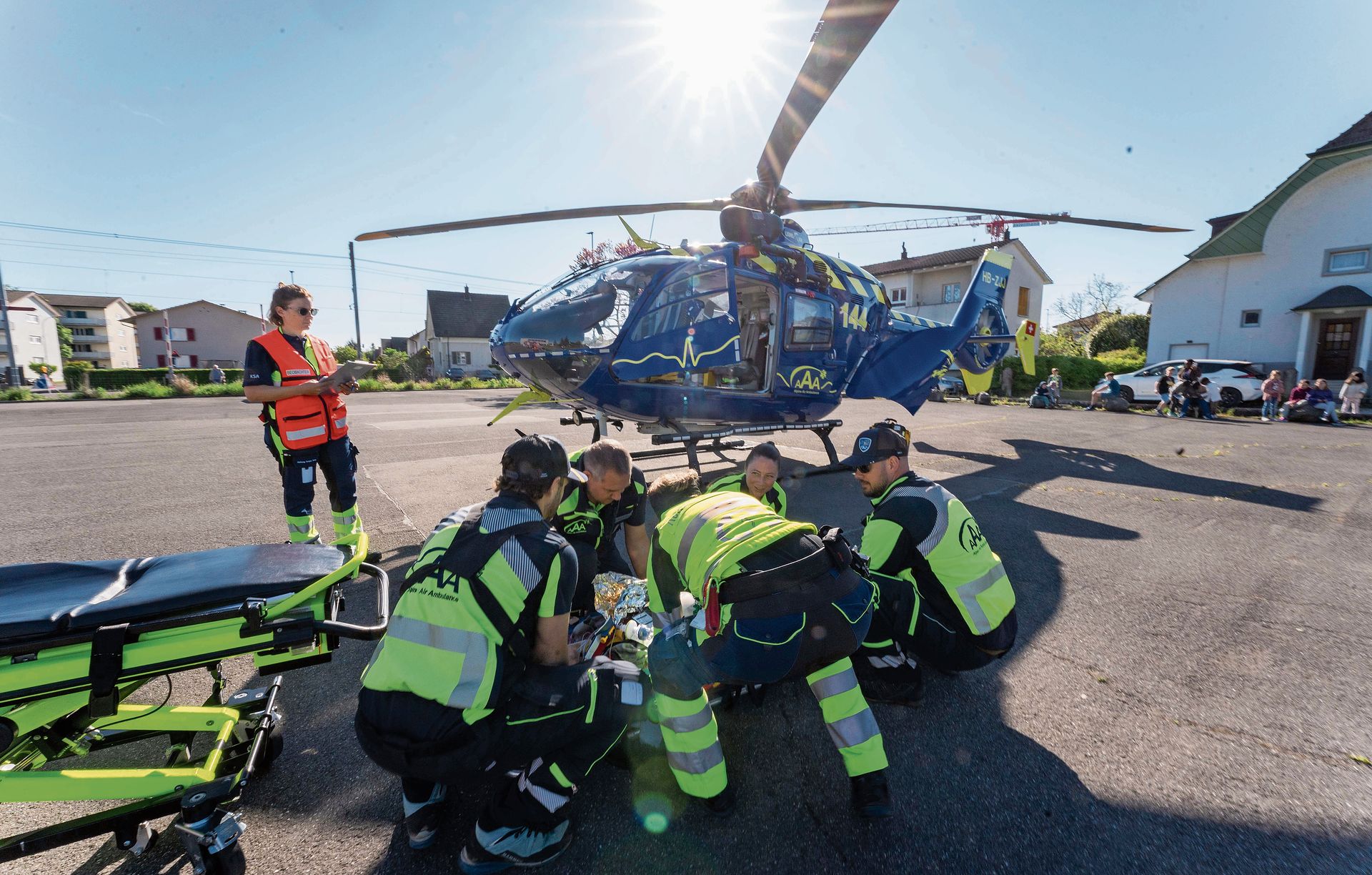 Auch der AAA-Rettungshelikopter ist Teil der Übung.