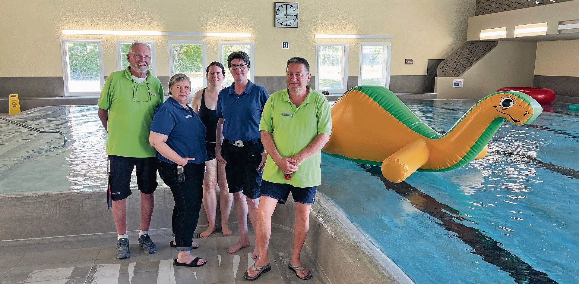 Ein Teil des Badi-Teams war Taufpate: (von links) Joey De Groot, Nicole Keller, Rebecca Schnell, Badi-Chefin Cony Zimmerli und Peter Fehlmann.