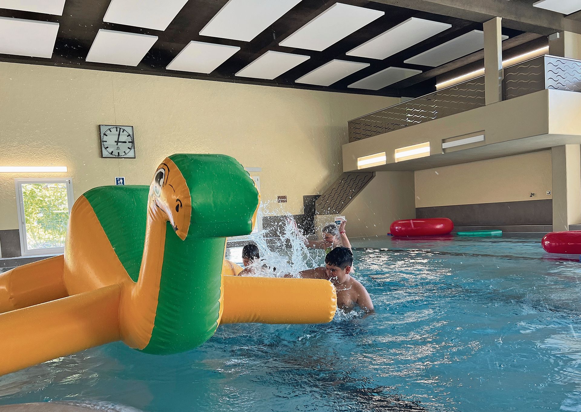 Einige Kinder tauften den Dino mit viel Wasser auf den Namen «Spike».Bilder: kf