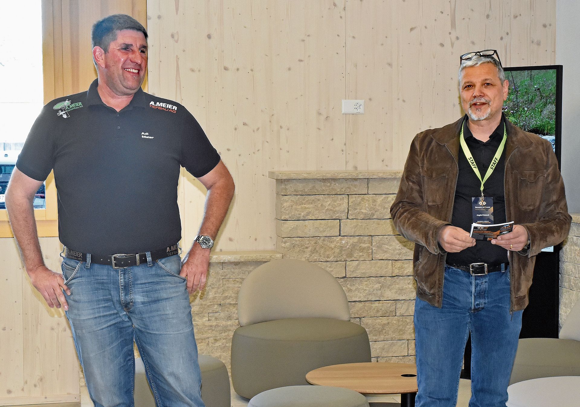 Angelo Petteruti begrüsst rund 30 Firmenvertreter des Netzwerks Su(h)rental, links Gastgeber Adi Meier.