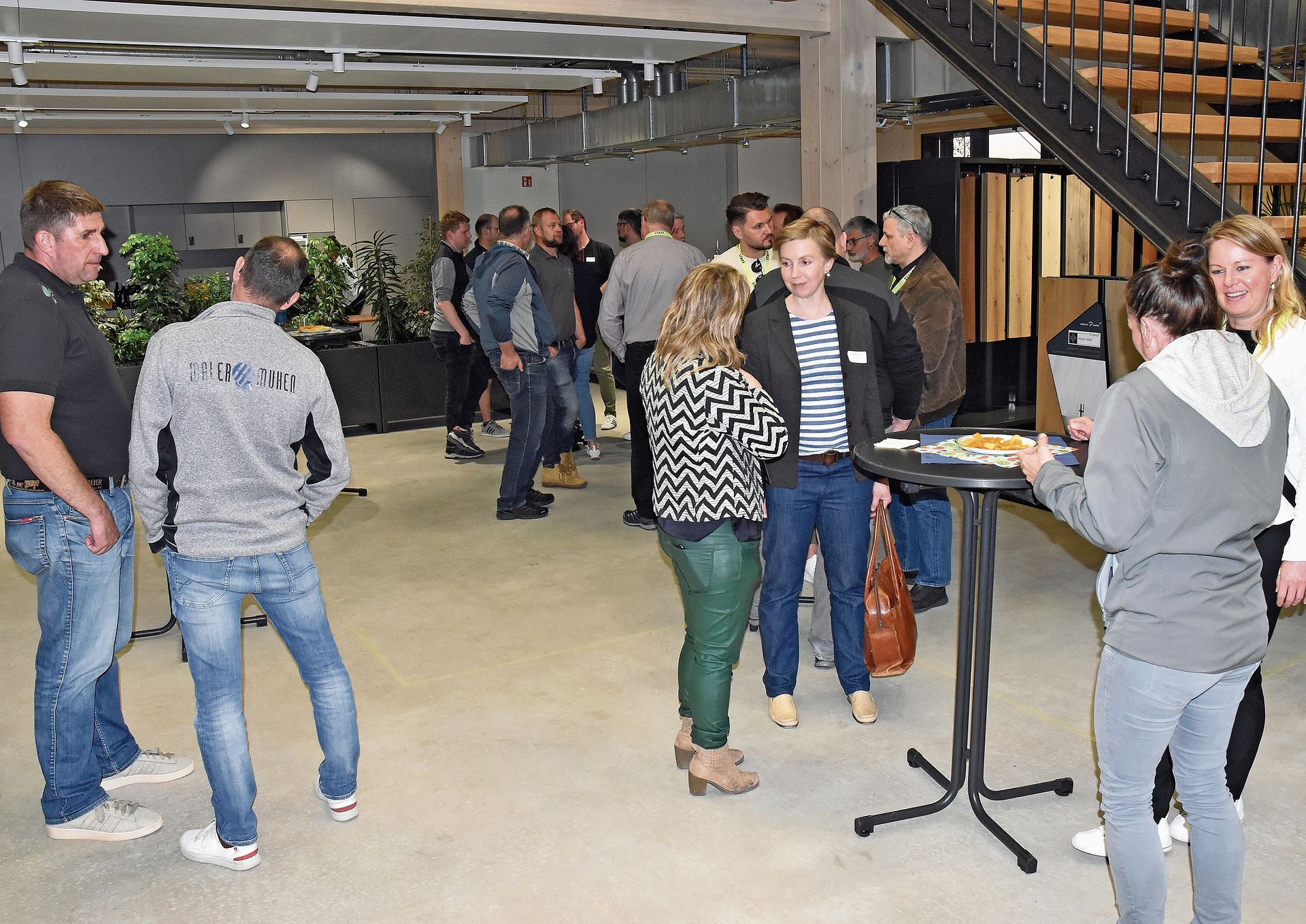 Der Apéro nach dem Rundgang dient dem Austausch untereinander.Bilder: Alfred Weigel