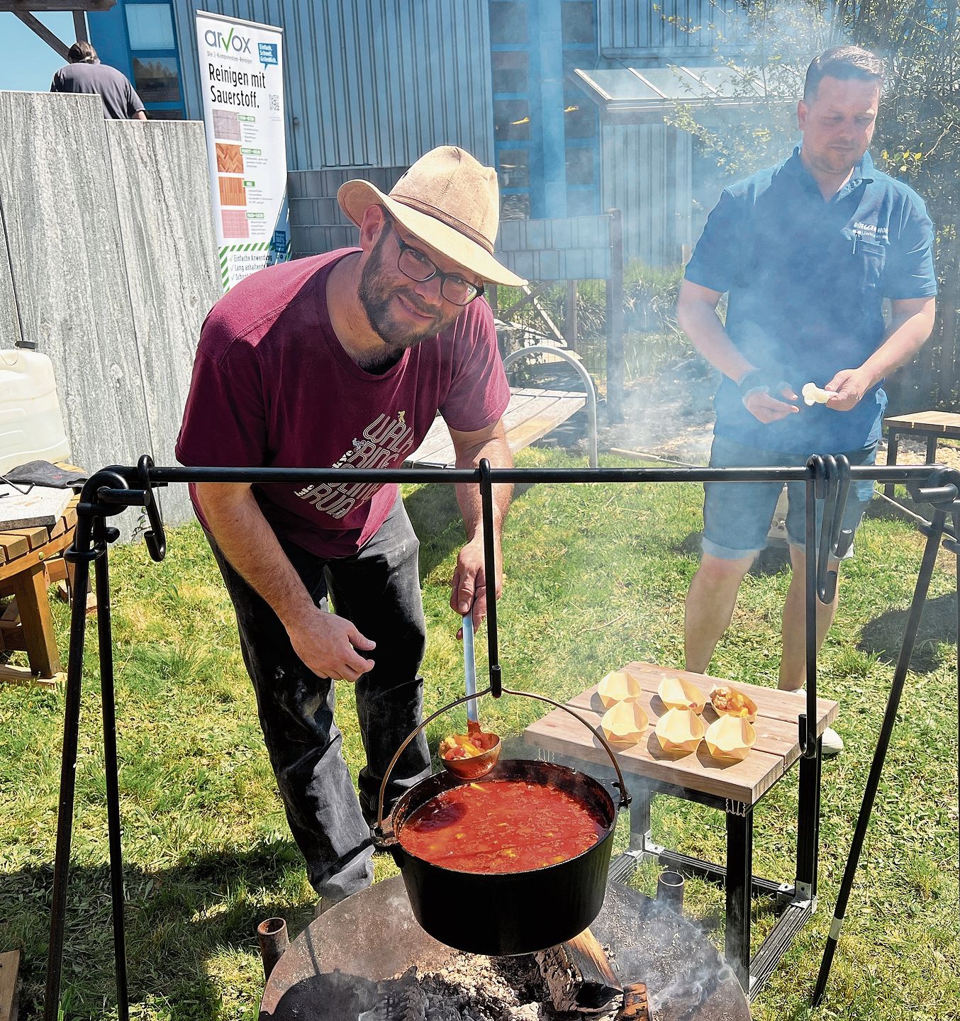 Jochaim Förster kochte am Frühlingsfest in einem Topf von Petromax ein zartes Gulasch.
