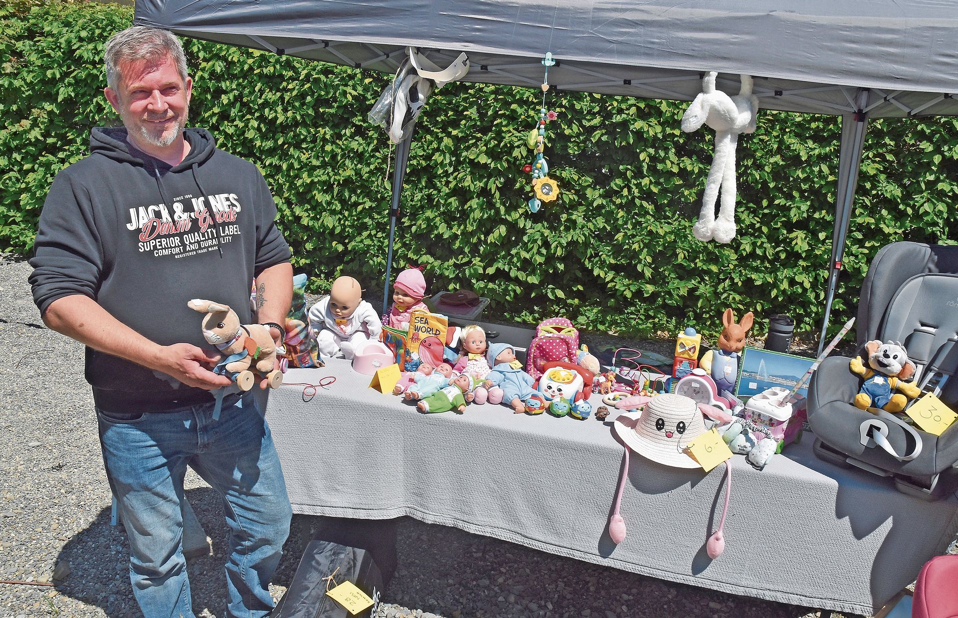 Sandro Boll verkaufte die Puppen und Spielsachen seiner Töchter. Bilder: Alfred Weigel/AWE