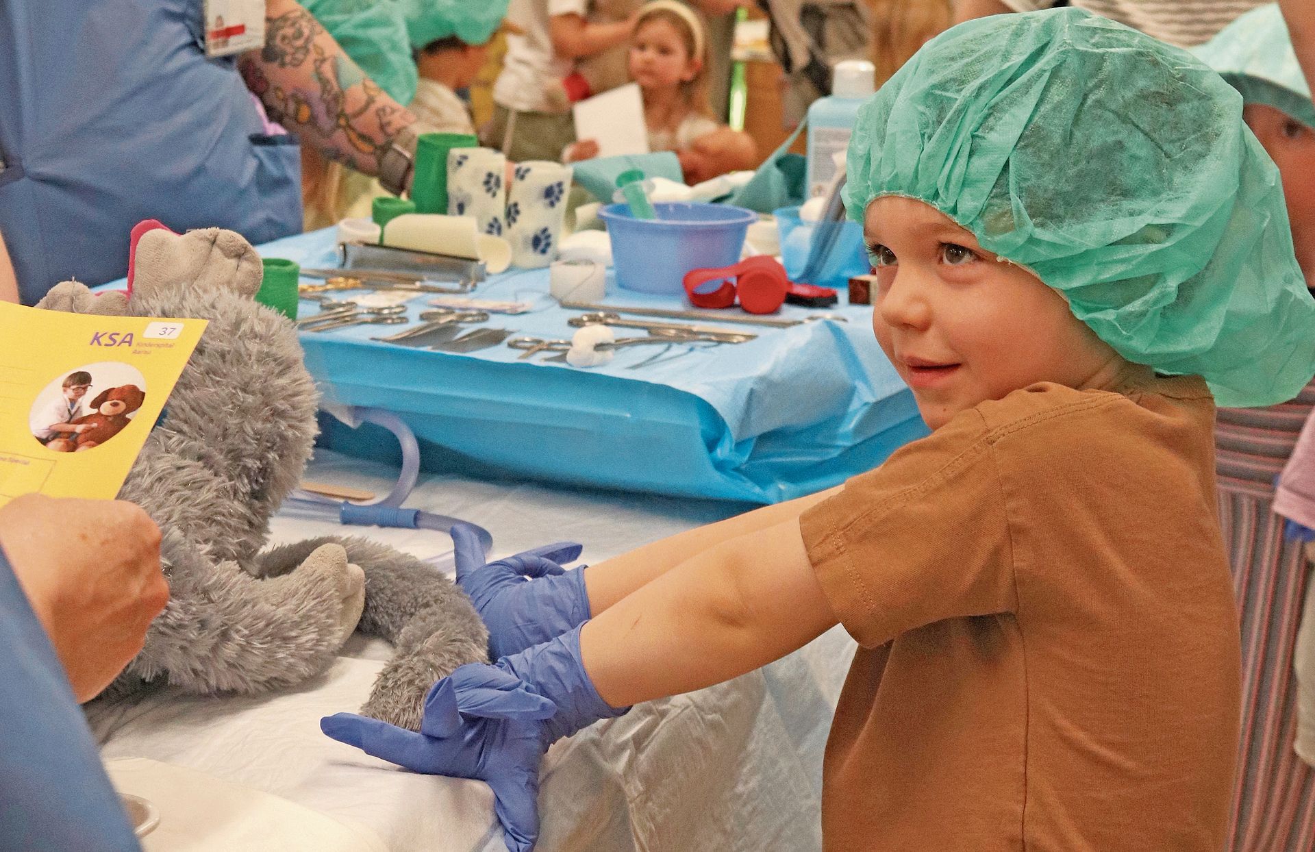 Im Bärlispital dürfen Kinder bei der Behandlung ihrer Teddys dabei sein und selbst in die Rolle von Ärztinnen und Ärzten schlüpfen. Im Bärlispital dürfen Kinder bei der Behandlung ihrer Teddys dabei sein und selbst in die Rolle von Ärztinnen und Ärzten schlüpfen.
