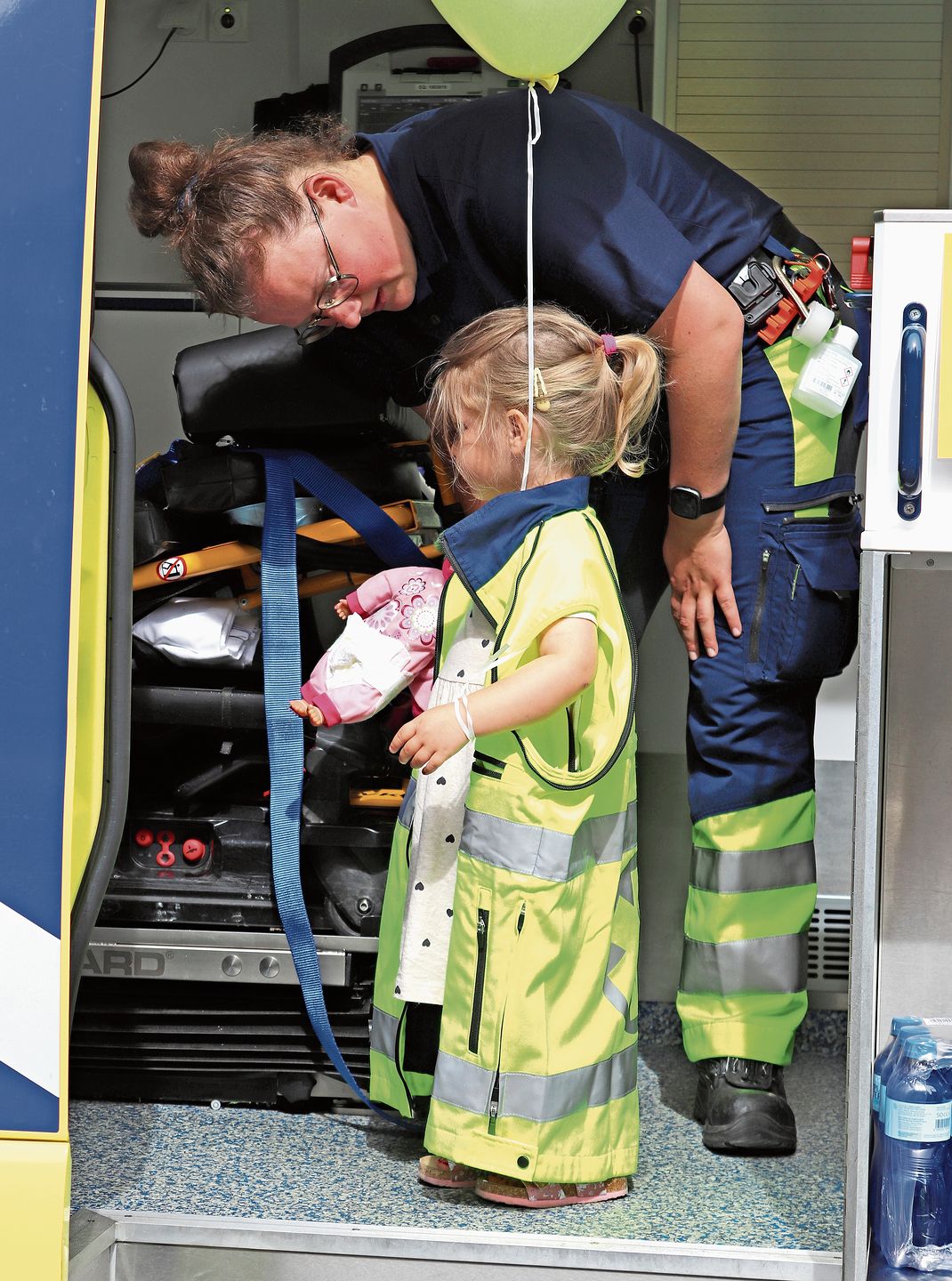 Ein kleines Mädchen erhält Einblick in die Ambulanz und den Rettungsdienst. Ein kleines Mädchen erhält Einblick in die Ambulanz und den Rettungsdienst.