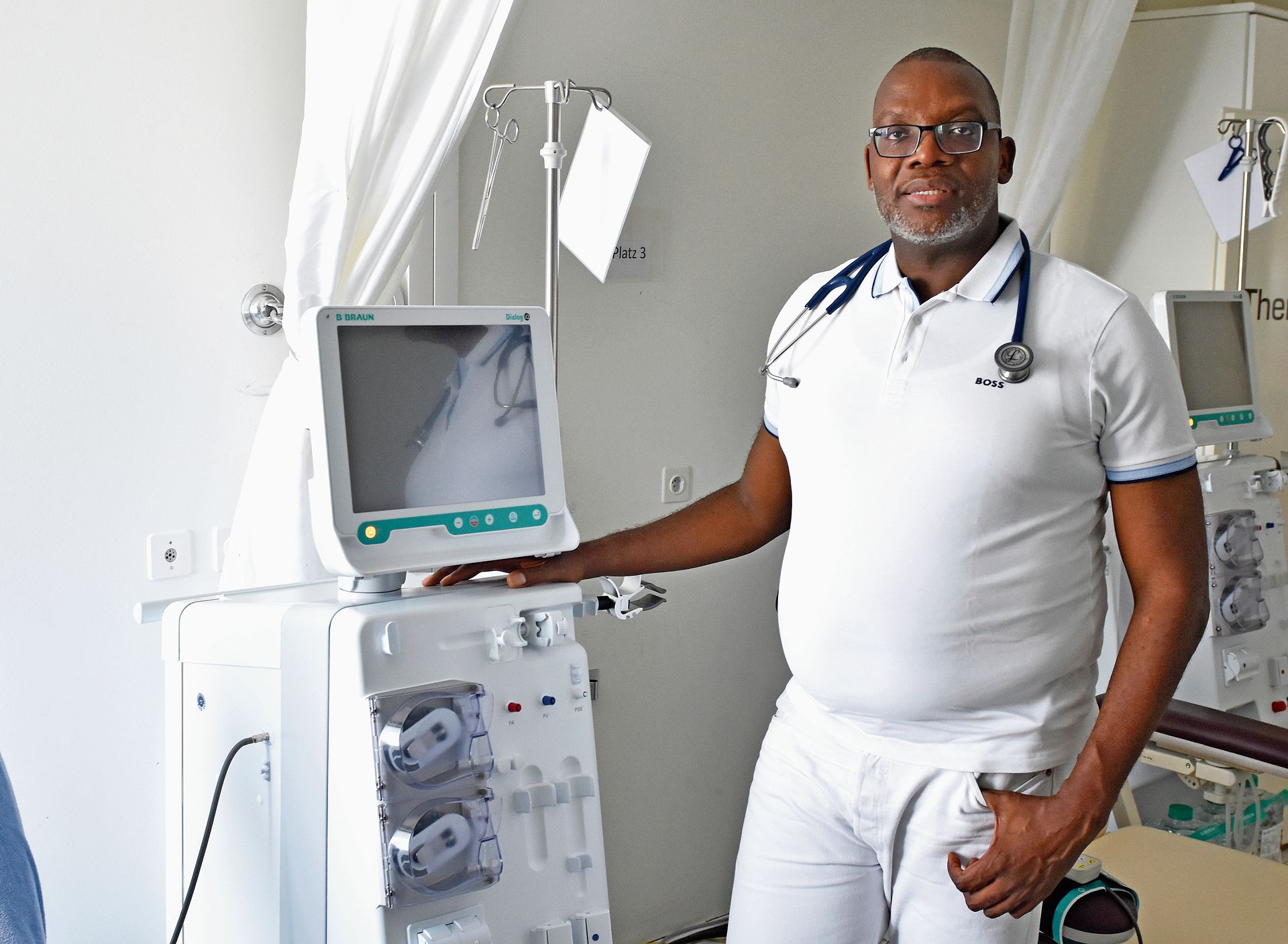 Christian Fahe in der Dialysestation seiner Praxis in Muhen. Der Facharzt bietet eines der wenigen ambulanten Dialyseangebote im Kanton an und setzt dabei auf persönliche Betreuung in familiärer Atmosphäre.Bilder: RAN