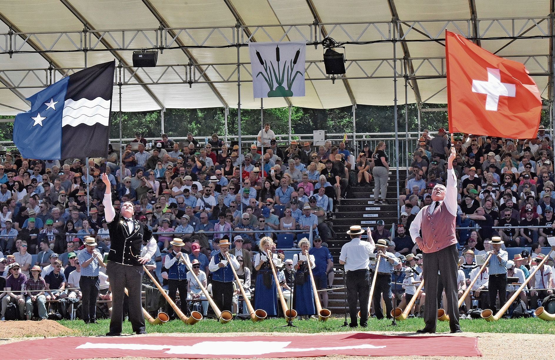 Gelebte Traditionen: Alphornklänge, Jodelgesang und Fahnenschwinger gehören zu jedem Schwingfest dazu und sorgen für ein ganz spezielles Heimatgefühl. Gelebte Traditionen: Alphornklänge, Jodelgesang und Fahnenschwinger gehören zu jedem Schwingfest dazu und sorgen für ein ganz spezielles Heimatgefühl.
