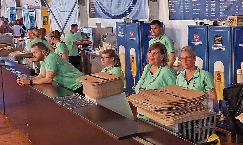 Ruhe vor dem Sturm: Im Fan-Zelt gab es zwischenzeitlich bis zu 10’000 Eishockeybegeisterte zu «verpflegen». Bilder: ZVG Ruhe vor dem Sturm: Im Fan-Zelt gab es zwischenzeitlich bis zu 10’000 Eishockeybegeisterte zu «verpflegen». Bilder: ZVG