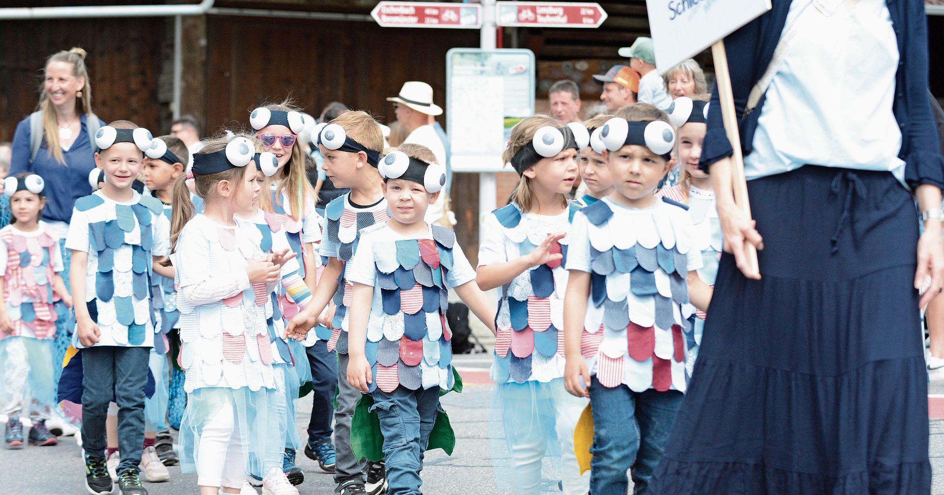 Als Fische verkleidet präsentierte sich der Kindergarten Schlossrued.Bilder: KF Als Fische verkleidet präsentierte sich der Kindergarten Schlossrued.Bilder: KF