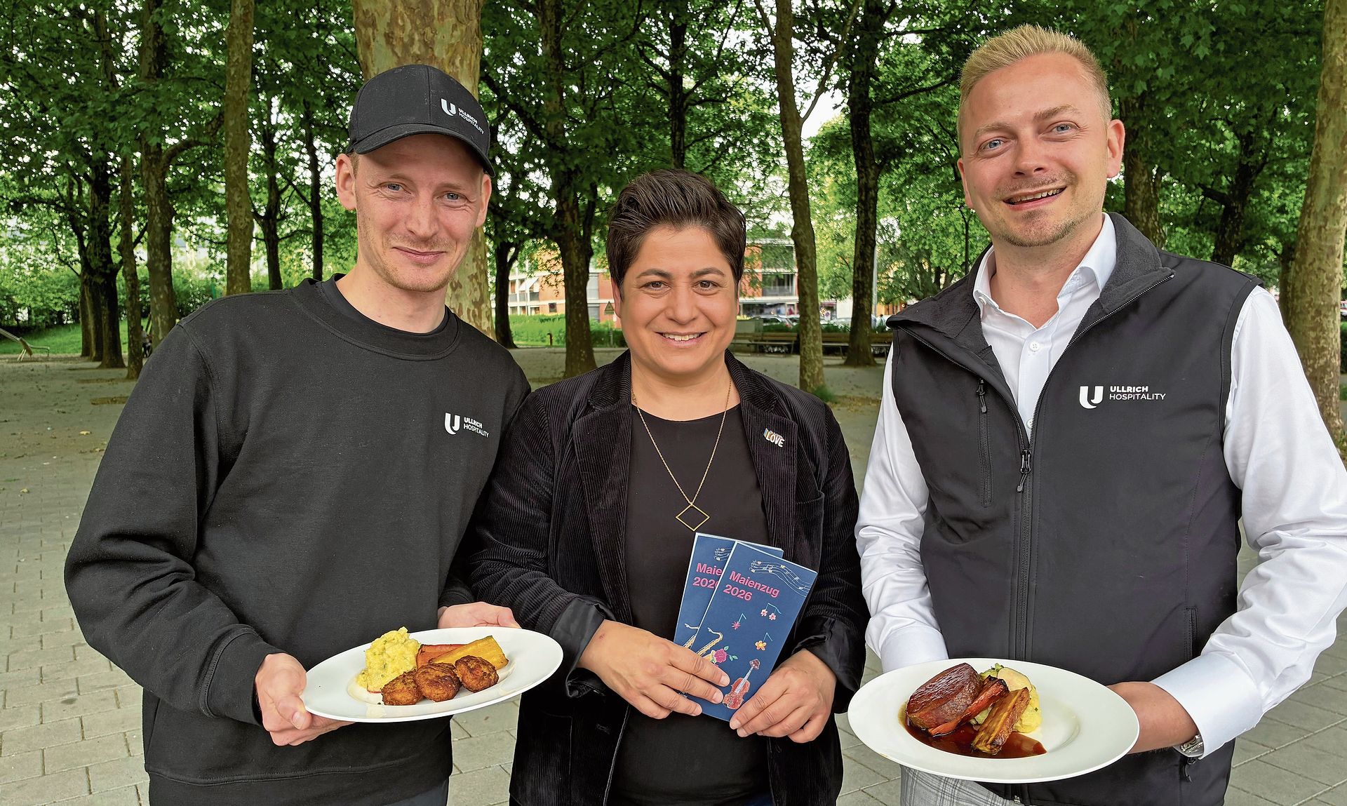 Maienzugkommissionspräsidentin Silvia Dell’Aquila mit Laurent (links) und Gérôme Ullrich von der Streetfood Company.Bild: Sarah Moll
