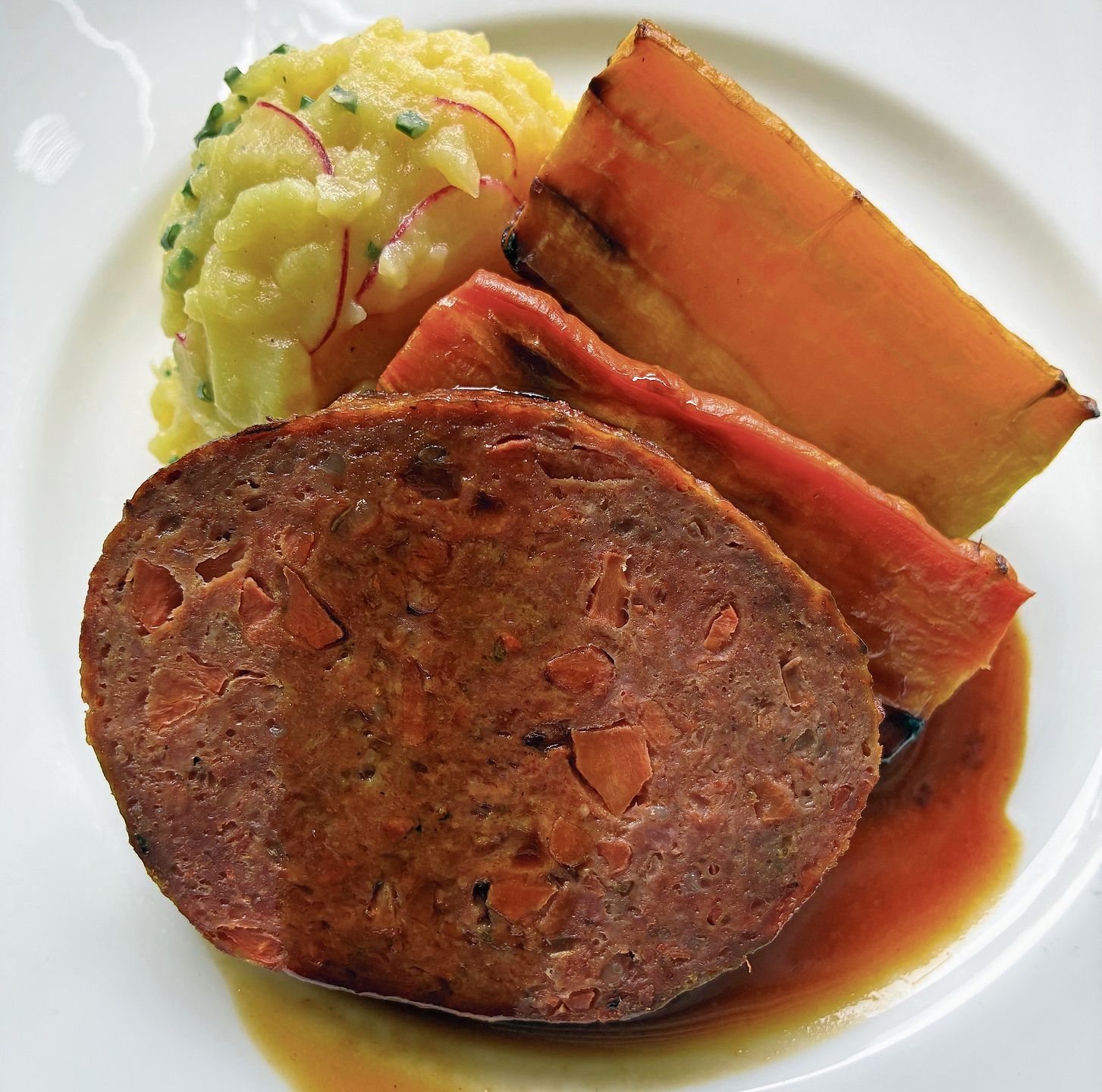 Das Menü für das Maienzug-Bankett mit Fleisch- und Vegi-Hauptspeise.Bilder: Sarah Moll