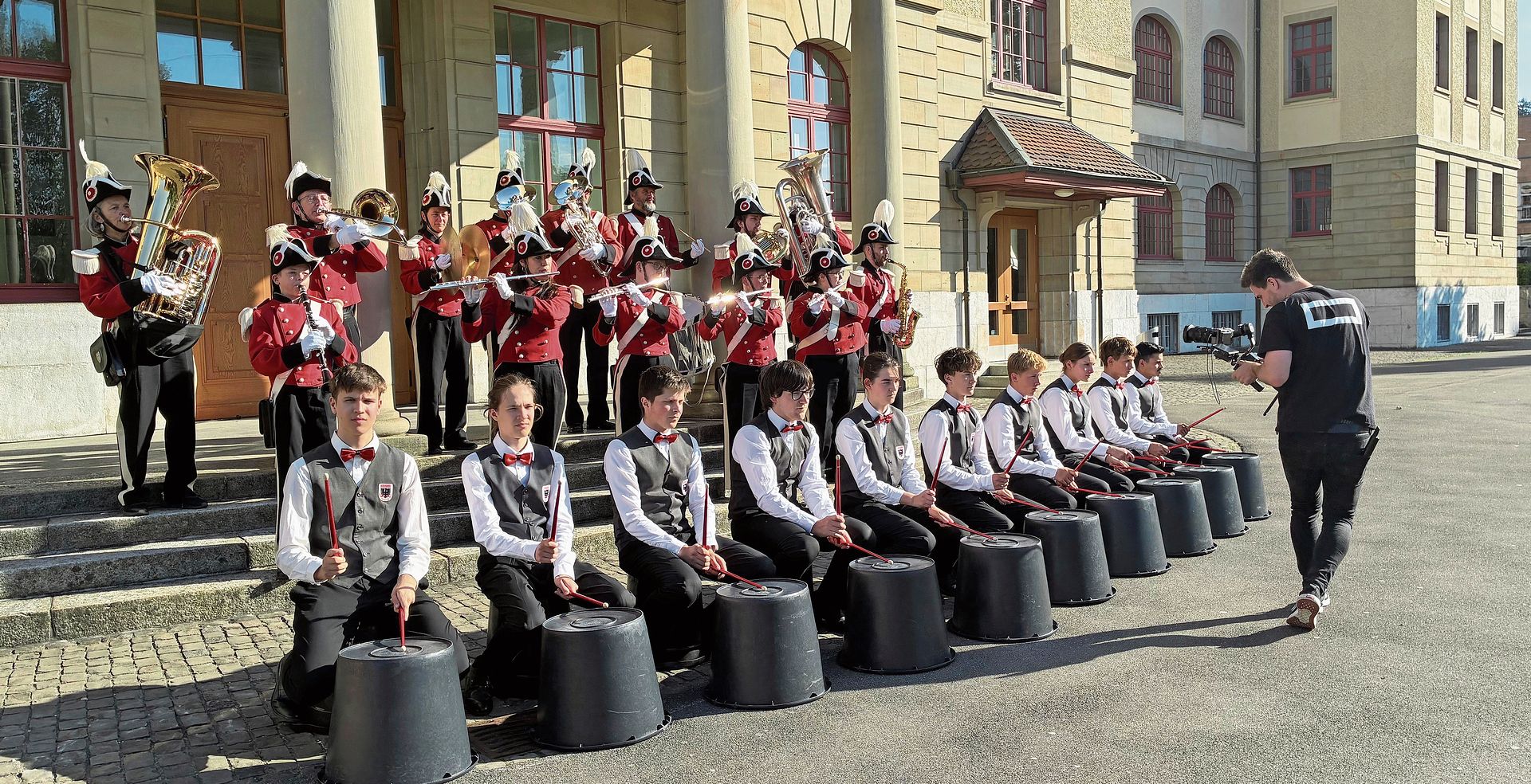 Dreharbeiten beim Zelglischulhaus für das Projekt «Viva la Vida».Bilder: Sarah Moll Dreharbeiten beim Zelglischulhaus für das Projekt «Viva la Vida».Bilder: Sarah Moll