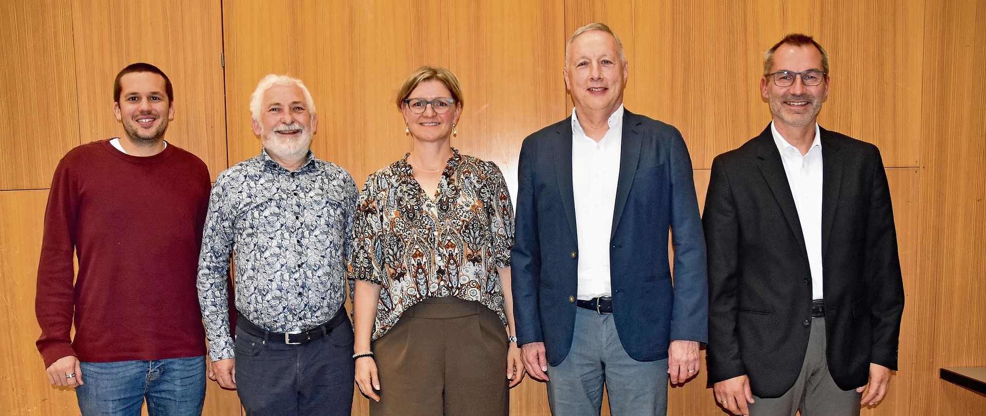 In Hirschthal findet eine «Wachablösung» statt (von links): Fabian Stritt folgt auf Hans Günter Seibert, Gemeindepräsidentin Irene Bärtschi, Alfred Müller übergibt an Marco Landert.Bilder: AWE In Hirschthal findet eine «Wachablösung» statt (von links): Fabian Stritt folgt auf Hans Günter Seibert, Gemeindepräsidentin Irene Bärtschi, Alfred Müller übergibt an Marco Landert.Bilder: AWE