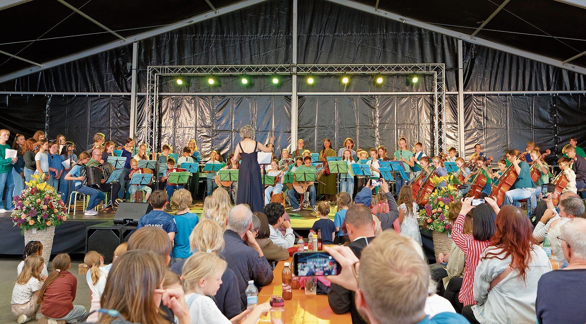 Das eigens für das Schulfest gegründete Schüler-Orchester der Musikschule begeisterte das Publikum im Festzelt.