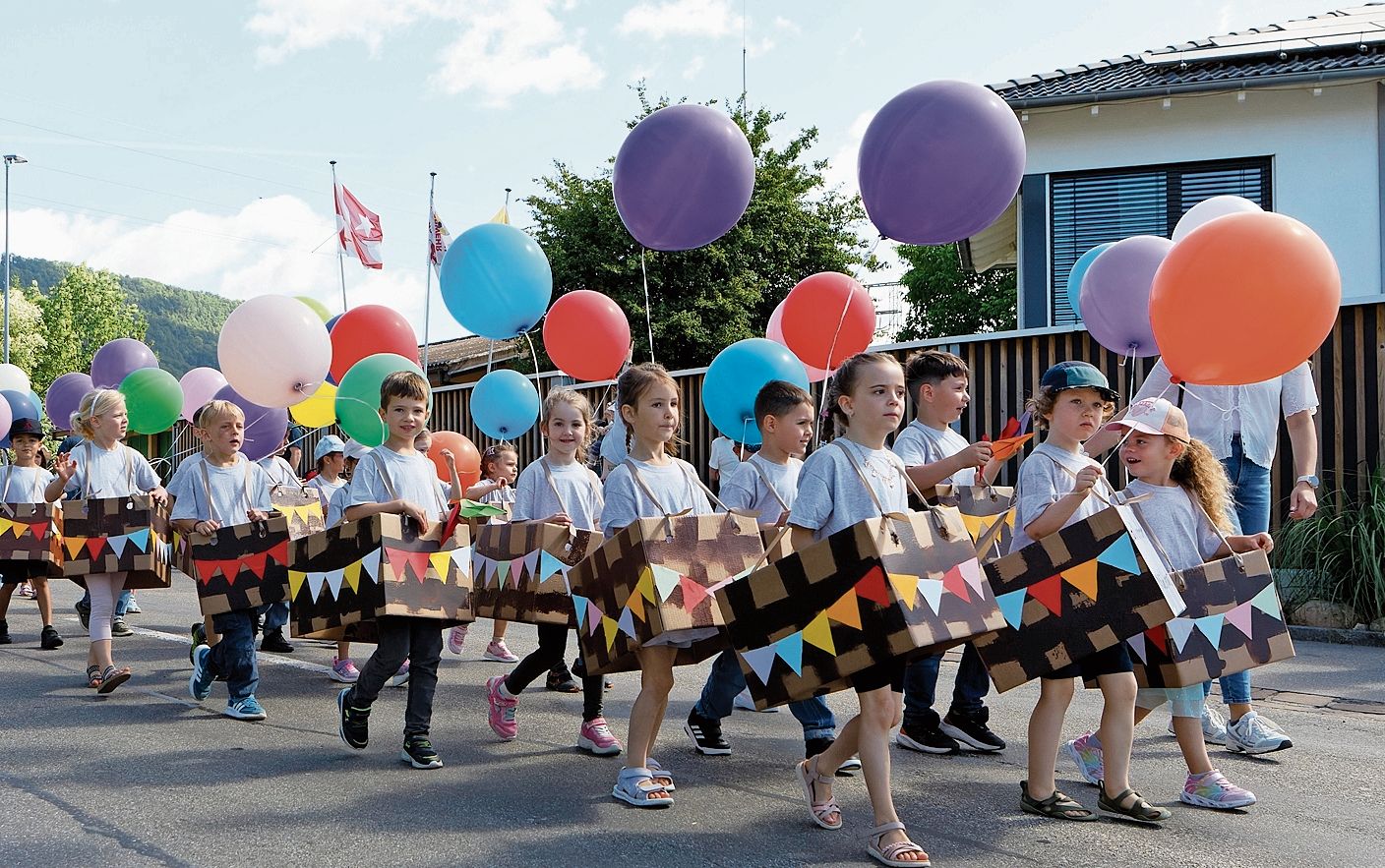 Rund 1000 Jugendliche nahmen am farbenfrohen Festumzug durch Erlinsbach teil. Bilder: Stefan Lehner