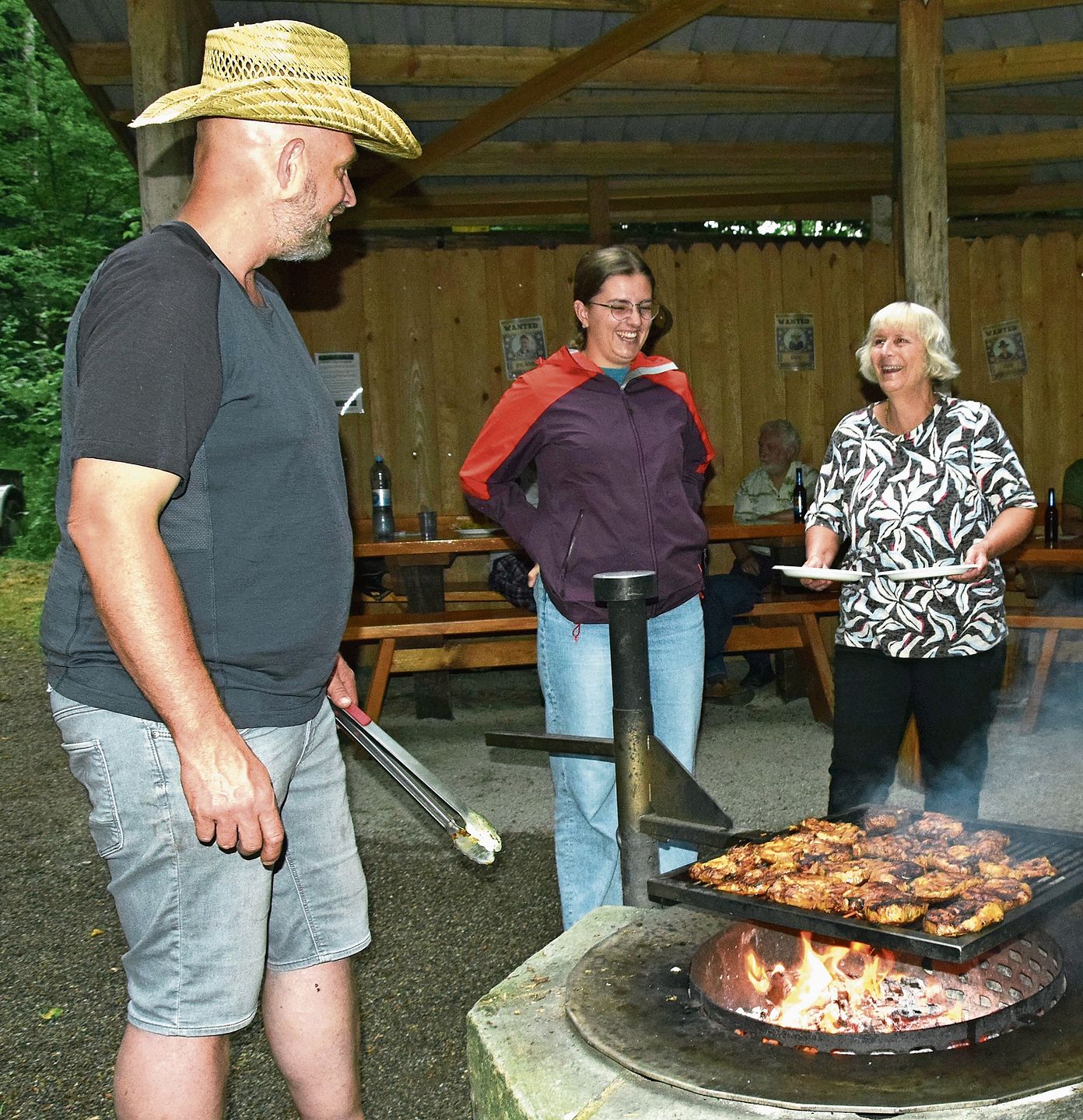 Von Meisterhand gegrillt: André Windisch bereitete das Fleisch zu, das Samira Kuchling und die Gemeinderätin Beatrice Neeser (von links) anschliessend servieren.