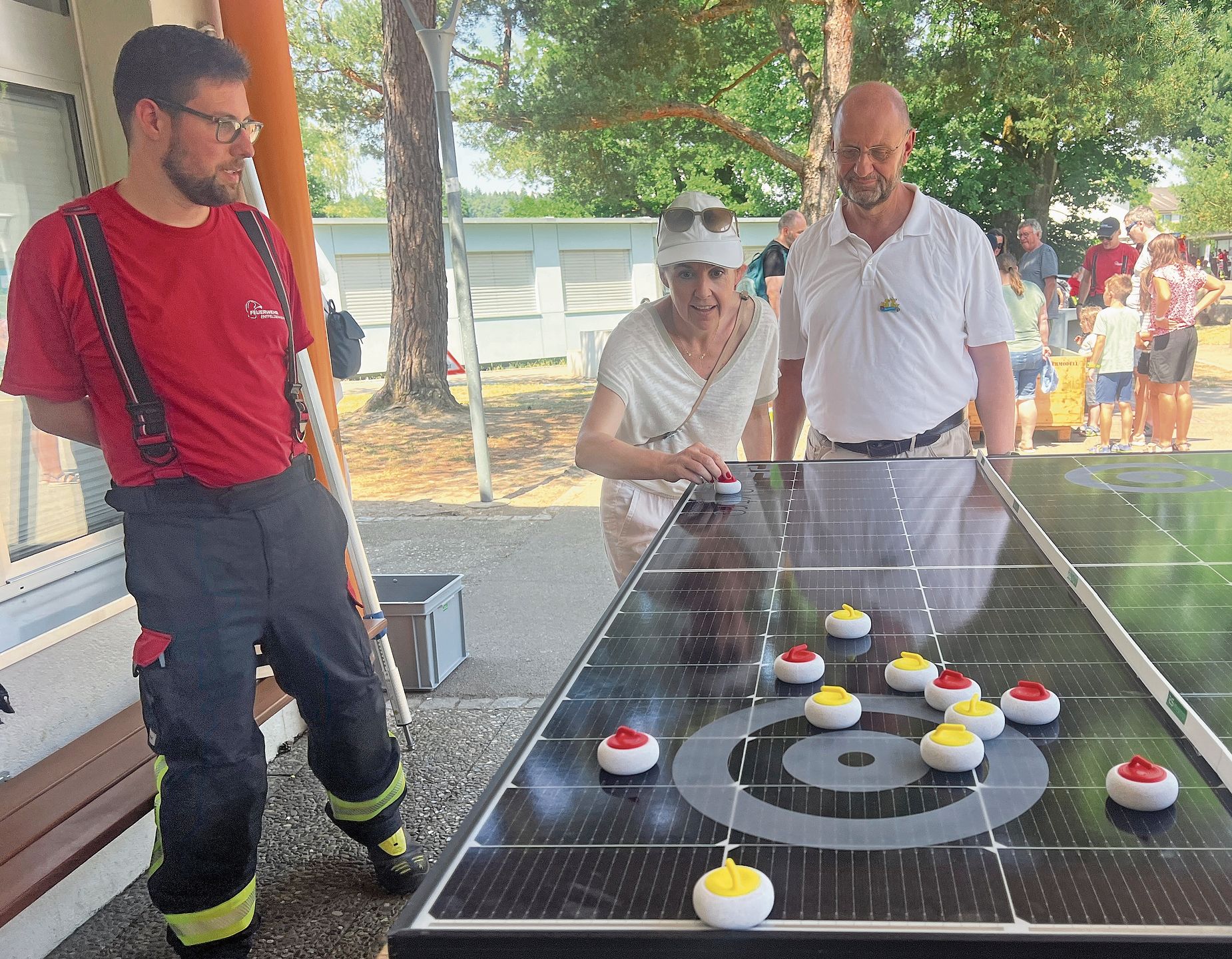 Gemeinderatsduell im «PV-Curling» zwischen Gerda Amberg und Guido Scherer.