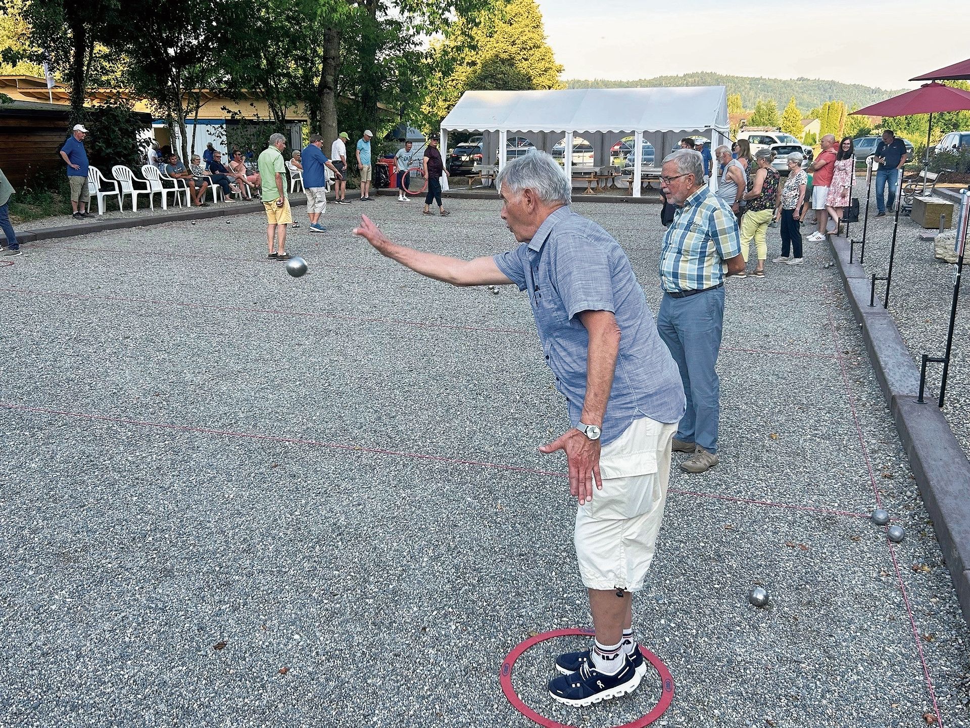 Die neuen Pétanque-Bahnen konnten von den Gästen getestet werden.Bilder: agu
