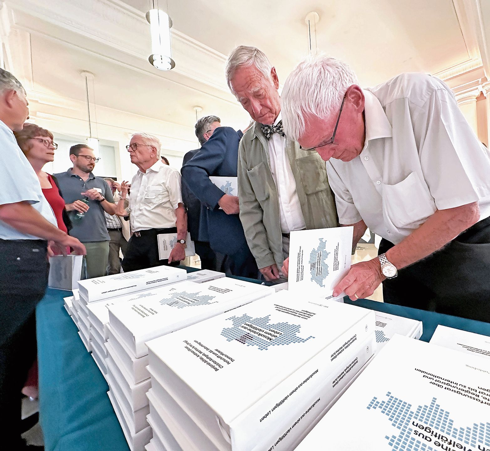 Begehrter Jubilar: Thomas Pfisterer signiert für die Gäste die Festschrift zu seinem 85. Geburtstag. Begehrter Jubilar: Thomas Pfisterer signiert für die Gäste die Festschrift zu seinem 85. Geburtstag.