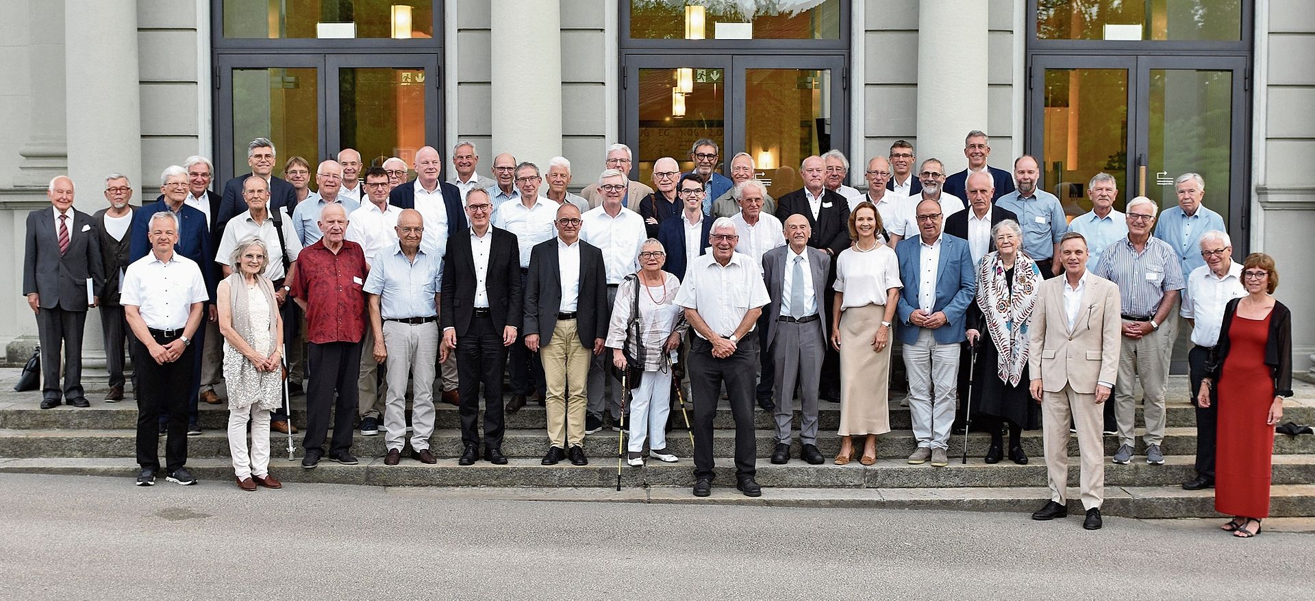 Autorinnen und Autoren sowie Herausgeberschaft und Festredner freuen sich mit Thomas Pfisterer (vorne in der Mitte) über das gelungene Werk. Autorinnen und Autoren sowie Herausgeberschaft und Festredner freuen sich mit Thomas Pfisterer (vorne in der Mitte) über das gelungene Werk.