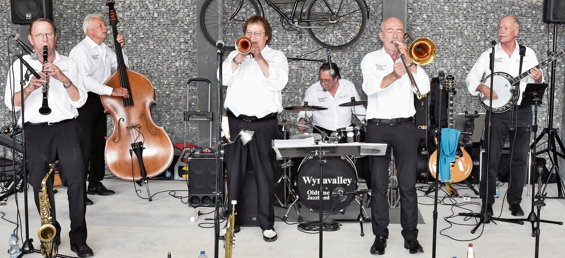 Die Wynavalley Oldtime Jazzband erfüllte die Werkhalle der Fischer Kies + Beton mit markanten Jazz- und Bluesklängen.Bilder: Alfred Weigel Die Wynavalley Oldtime Jazzband erfüllte die Werkhalle der Fischer Kies + Beton mit markanten Jazz- und Bluesklängen.Bilder: Alfred Weigel