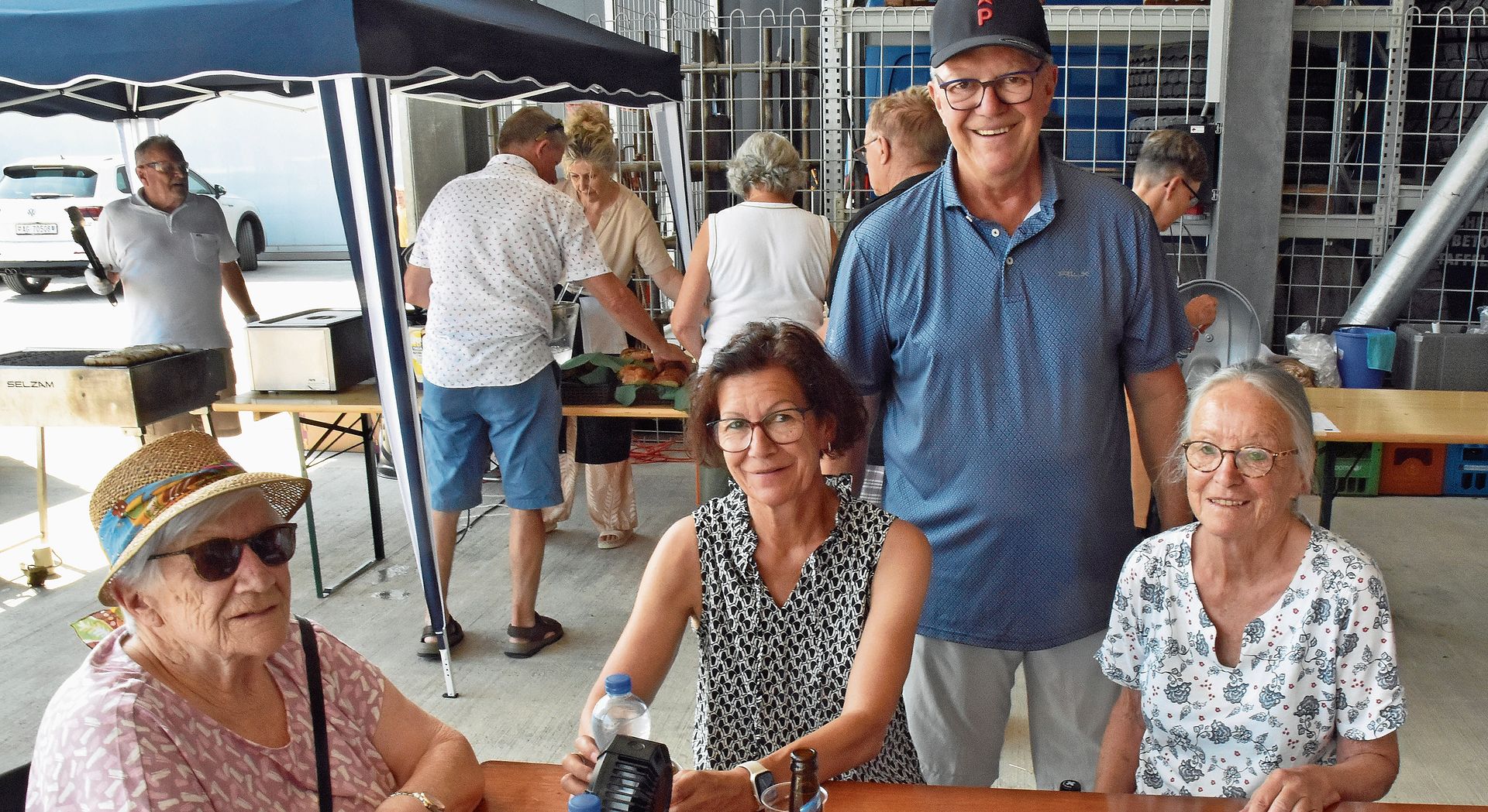 Beat Fischer mit Mutter, Schwester und Frau Cilgia (sitzend von links) hörten den Formationen aufmerksam zu. Beat Fischer mit Mutter, Schwester und Frau Cilgia (sitzend von links) hörten den Formationen aufmerksam zu.