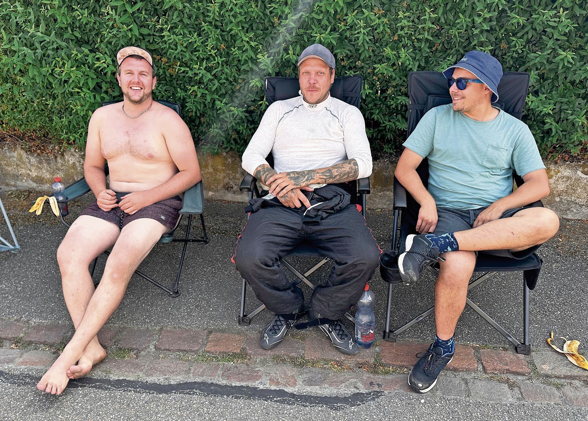 Auf den Mindset kommt es an: Während die Fahrer des Rennclubs Untertoggenburg im Schatten auf den nächsten Einsatz warten, geht jeder anders mit der Rekordhitze um. Auf den Mindset kommt es an: Während die Fahrer des Rennclubs Untertoggenburg im Schatten auf den nächsten Einsatz warten, geht jeder anders mit der Rekordhitze um.