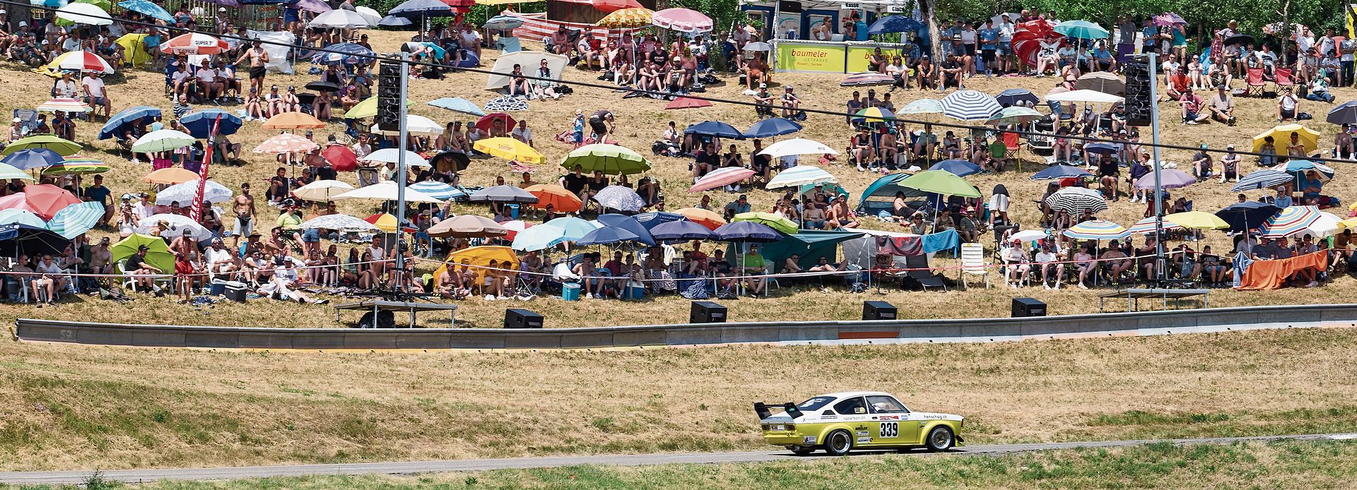 Die Rekordhitze mit Temperaturen von bis zu 37 Grad machte sich auch entlang der Strecke bemerkbar: Trotz bester Rennstimmung verfolgten deutlich weniger Zuschauer als in den Vorjahren das Bergrennen Reitnau.Bild: Roland Schmid Die Rekordhitze mit Temperaturen von bis zu 37 Grad machte sich auch entlang der Strecke bemerkbar: Trotz bester Rennstimmung verfolgten deutlich weniger Zuschauer als in den Vorjahren das Bergrennen Reitnau.Bild: Roland Schmid